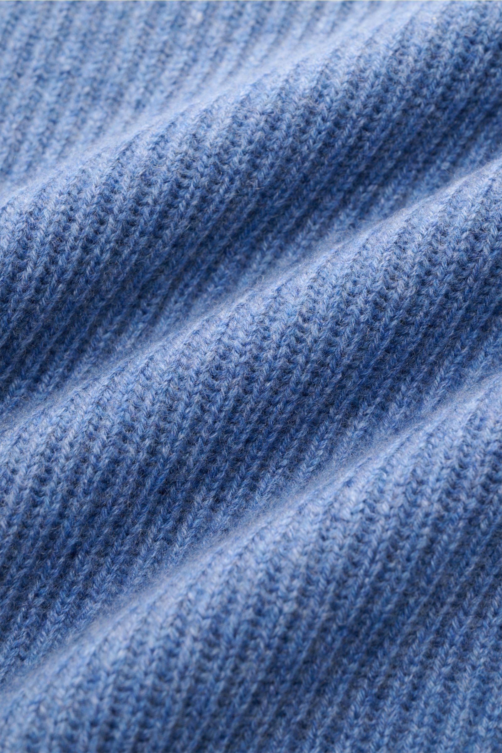 Gran Sasso Cashmere Rundhalspullover graublau meliert in Nahaufnahme, Rippenstrick aus reinem, weichem Cashmere sichtbar.