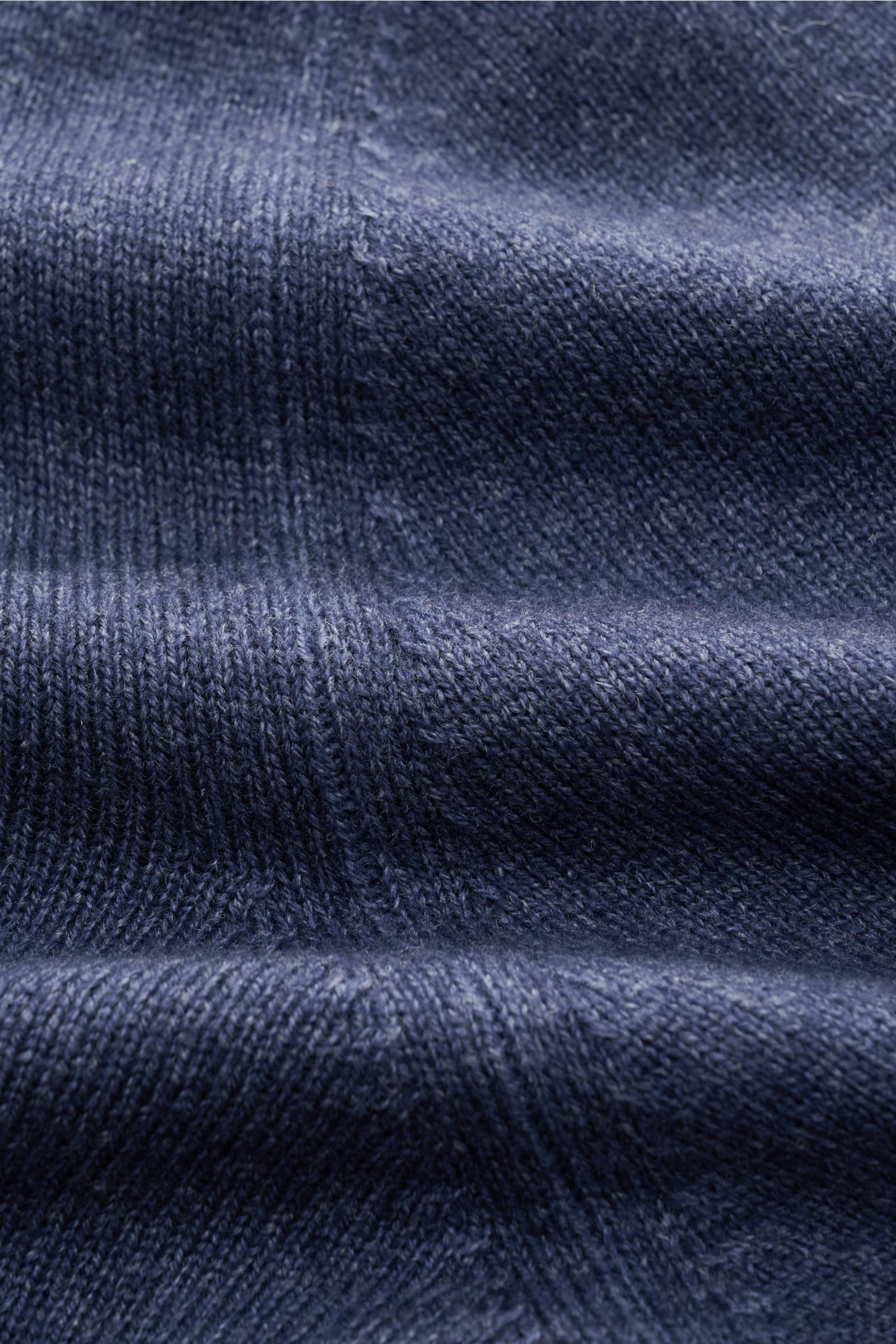 Close-up front view of the fine knit fabric of the BRAUN Hamburg Crew neck jumper dark blue melange showcasing its soft texture and ribbed bands.

Winter all-rounder: With its warm, comfortable material, this crew neck jumper from BRAUN Hamburg is a ti