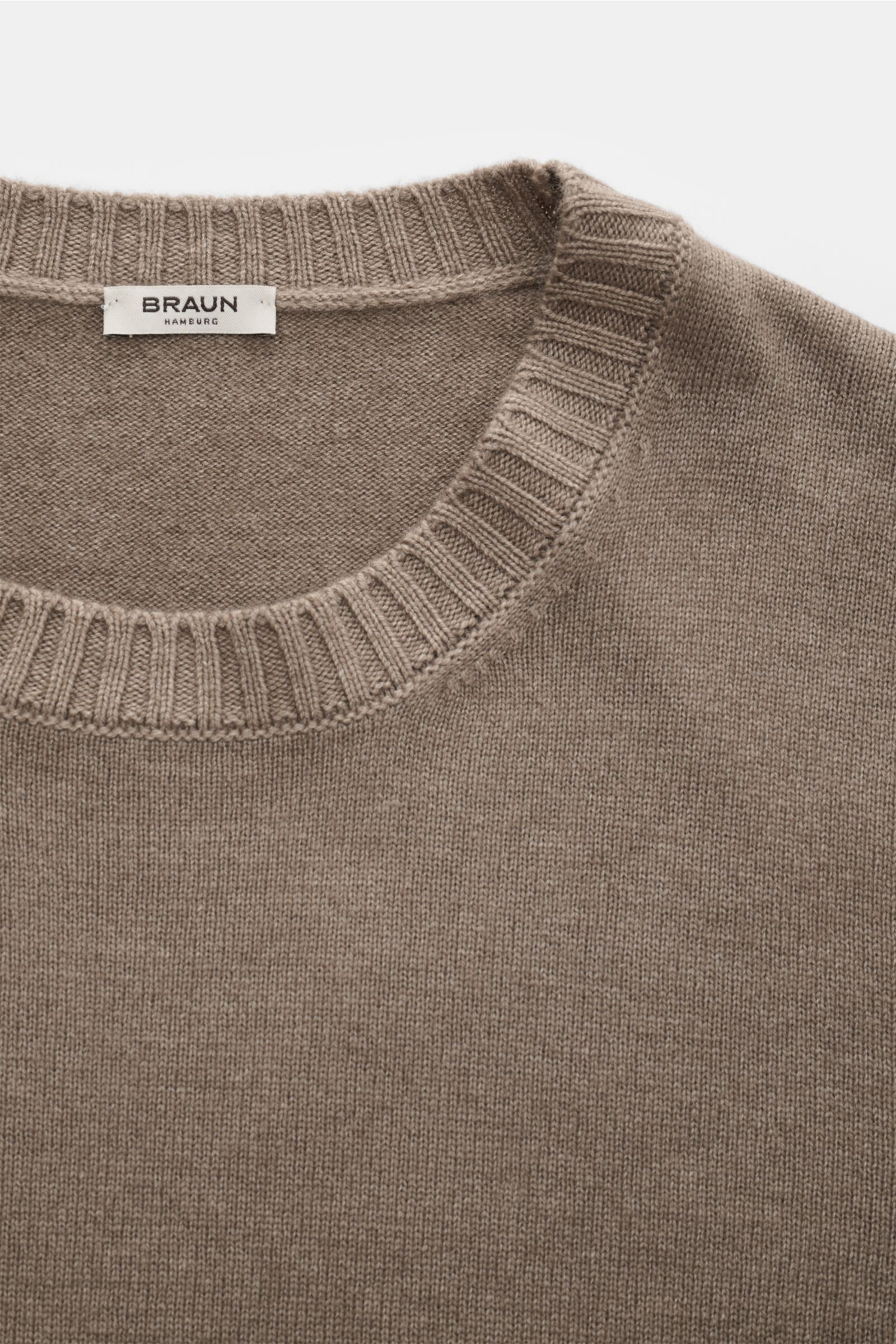 BRAUN Hamburg Rundhalspullover taupe aus Schurwolle, Viskose, Cashmere, feines Strickbild, weicher Griff, Rundhalsausschnitt, Rippbündchen, Nahaufnahme.
