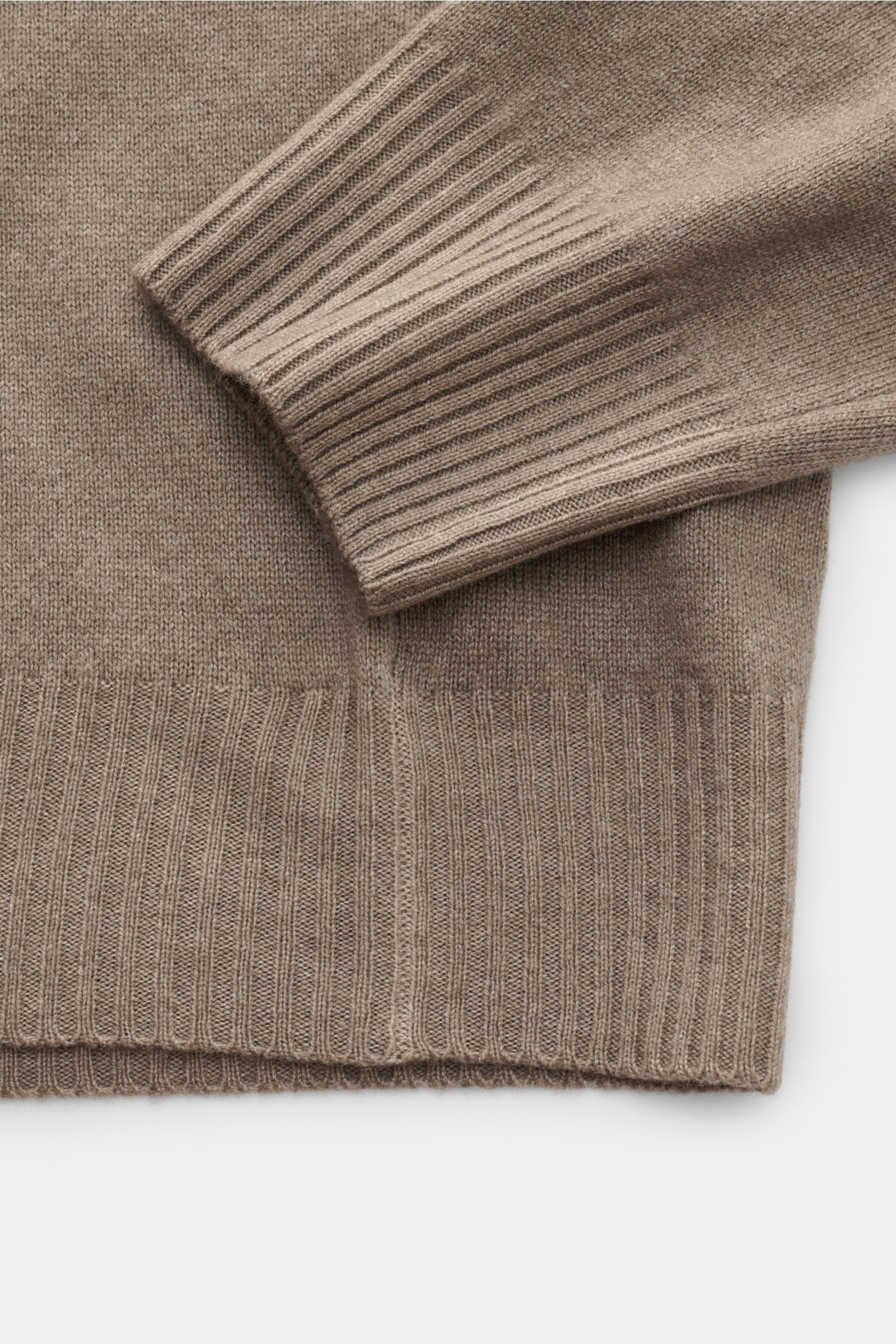 Nahaufnahme des BRAUN Hamburg Rundhalspullover taupe von oben, zeigt feines Strickbild, weichen Griff und flexible Rippbündchen.