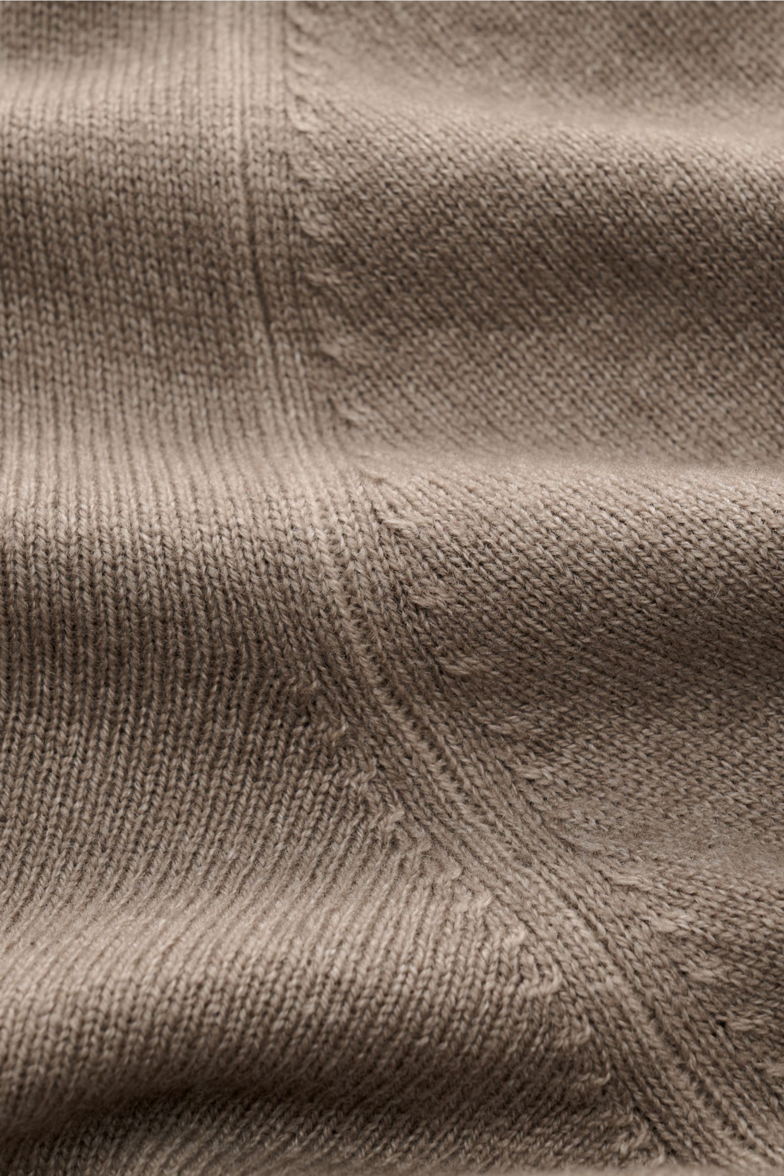 Nahaufnahme des feinen Strickbilds vom BRAUN Hamburg Rundhalspullover taupe, mit weichem Griff aus Schurwolle, Viskose und Cashmere.