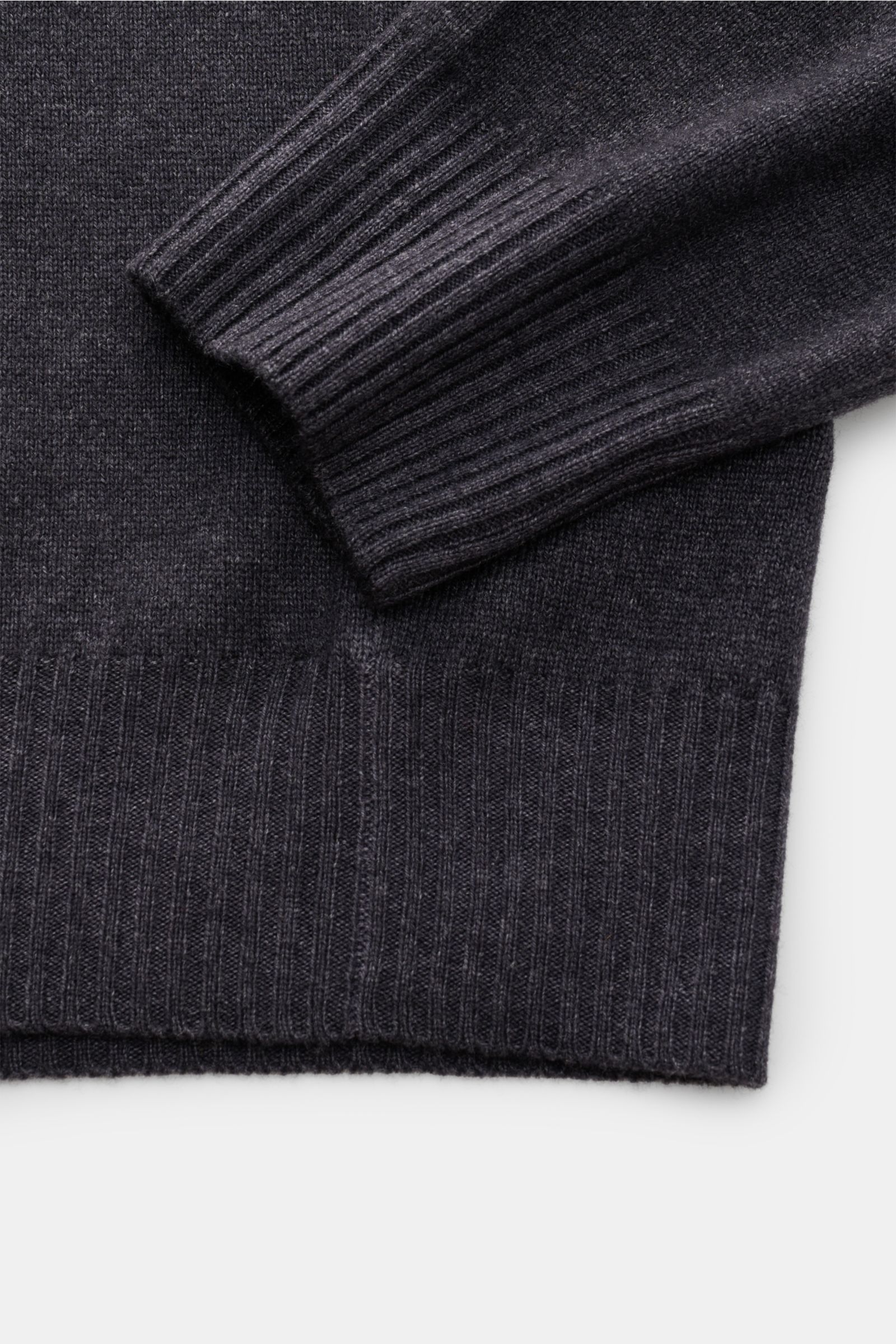 Close-up front view of the ribbed cuff and hem of the BRAUN Hamburg Crew neck jumper dark grey melange, showcasing fine knit and soft texture.

Winter all-rounder: With its warm, comfortable material, this crew neck jumper from BRAUN Hamburg is a timel