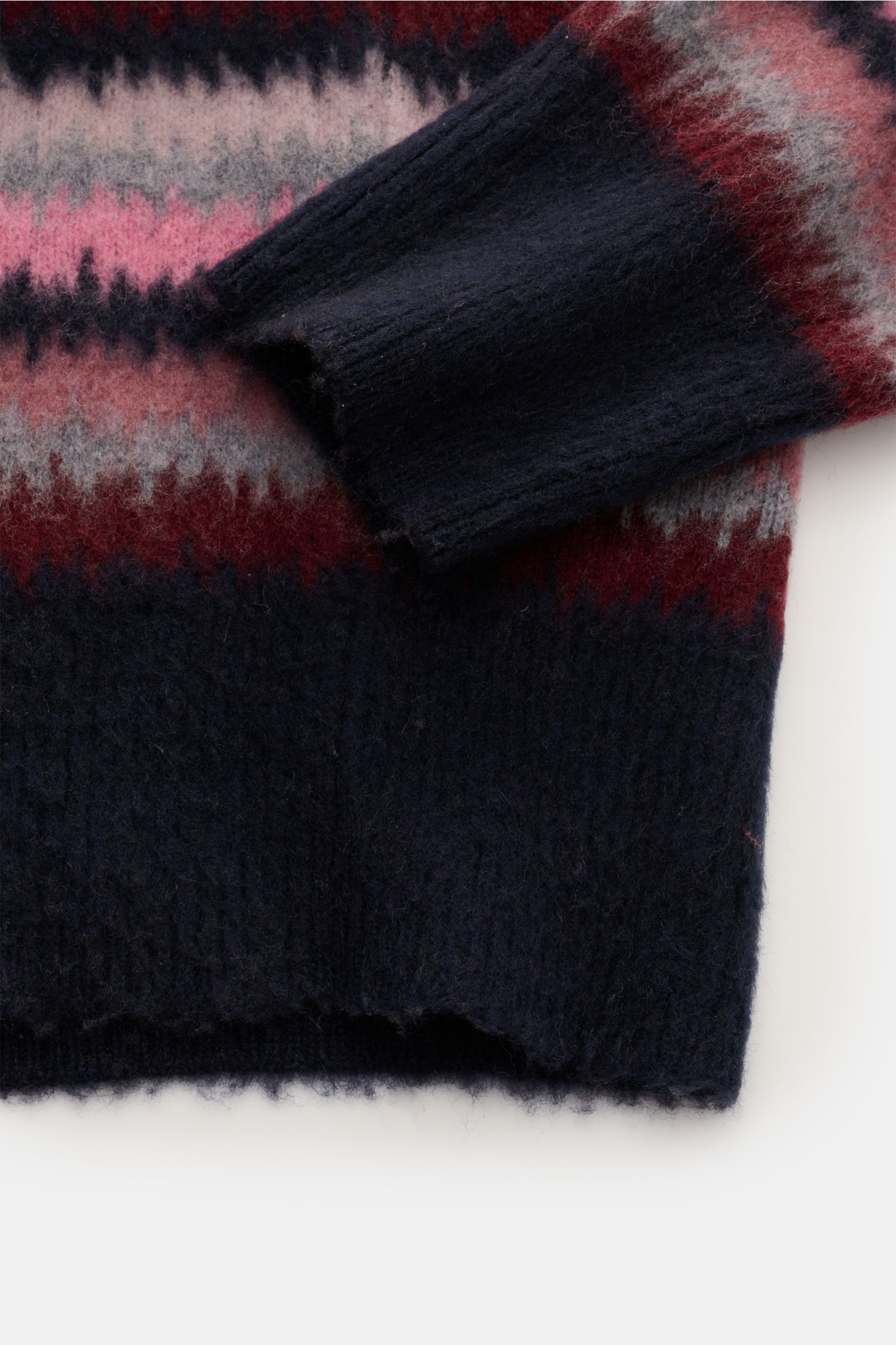 Nahaufnahme des Piacenza 1733 Cashmere Rundhalspullover navy/rosé/grau gestreift von oben, reiner Cashmere, weicher Griff, Zickzackmuster, mittelfeines Strickbild, Regular Fit, Rundhalsausschnitt, breite Rippbündchen.