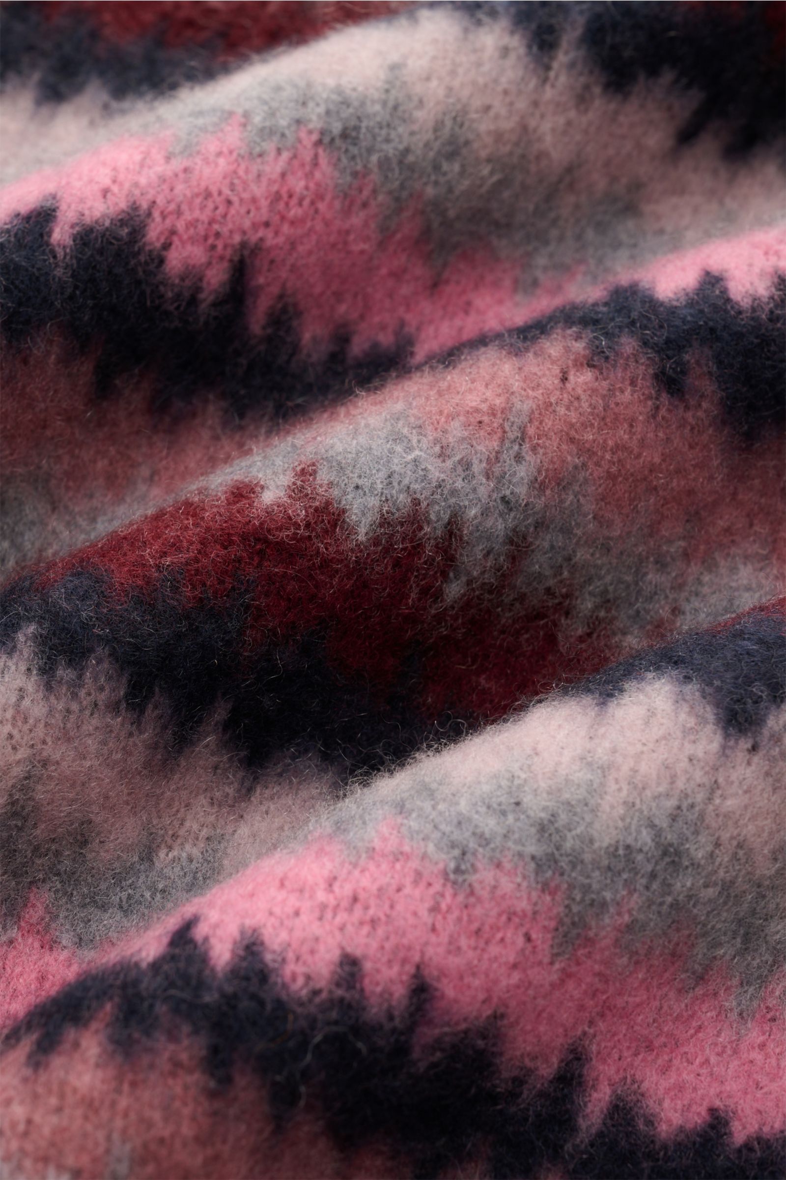 Nahaufnahme des Piacenza 1733 Cashmere Rundhalspullover navy/rosé/grau gestreift mit reinem Cashmere, weichem Griff, Zickzack-Muster, mittelfeinem Strickbild, Regular Fit, Rundhalsausschnitt und breiten Rippbündchen.