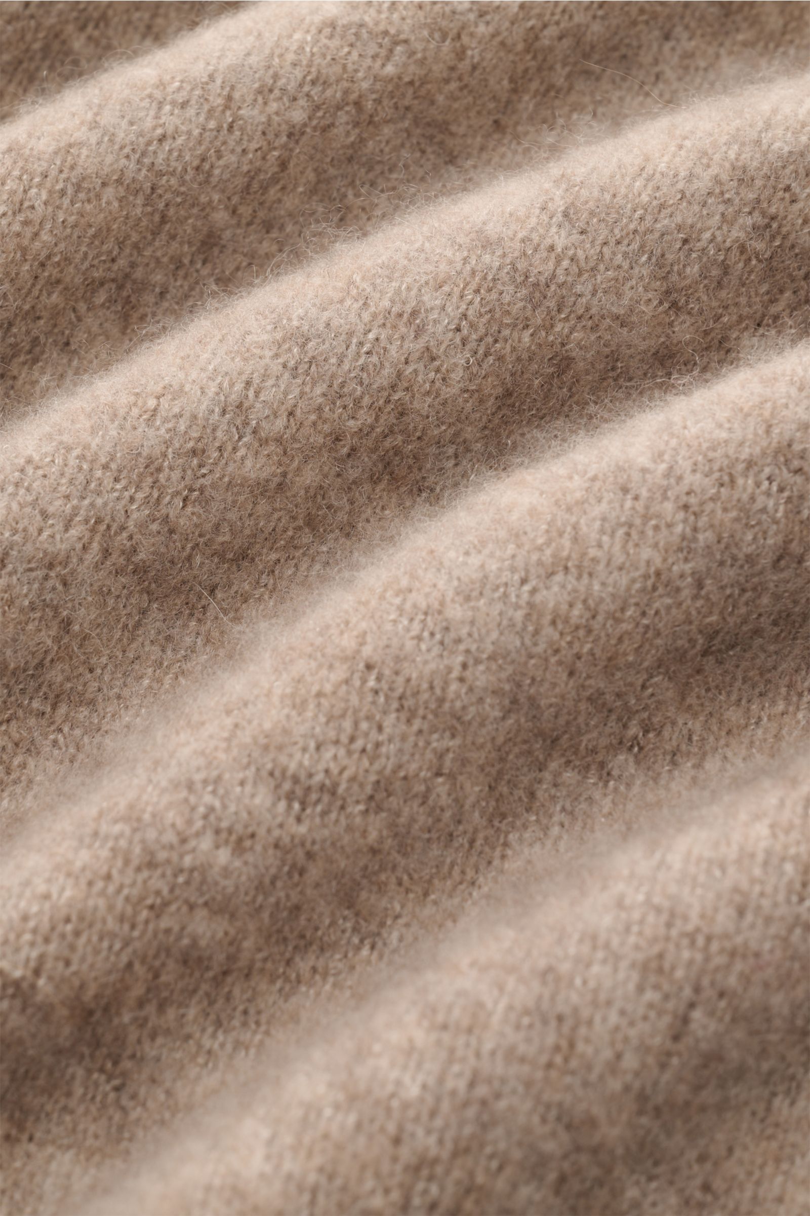Close-up front view of Piacenza 1733 Rundhalspullover beige showing soft, fine-knit cashmere, silk, and microfiber fabric texture.

Description: Der wohl softeste Rundhalspullover der Saison kommt aus der italienischen Spinnerei PIACENZA – das zeitlose