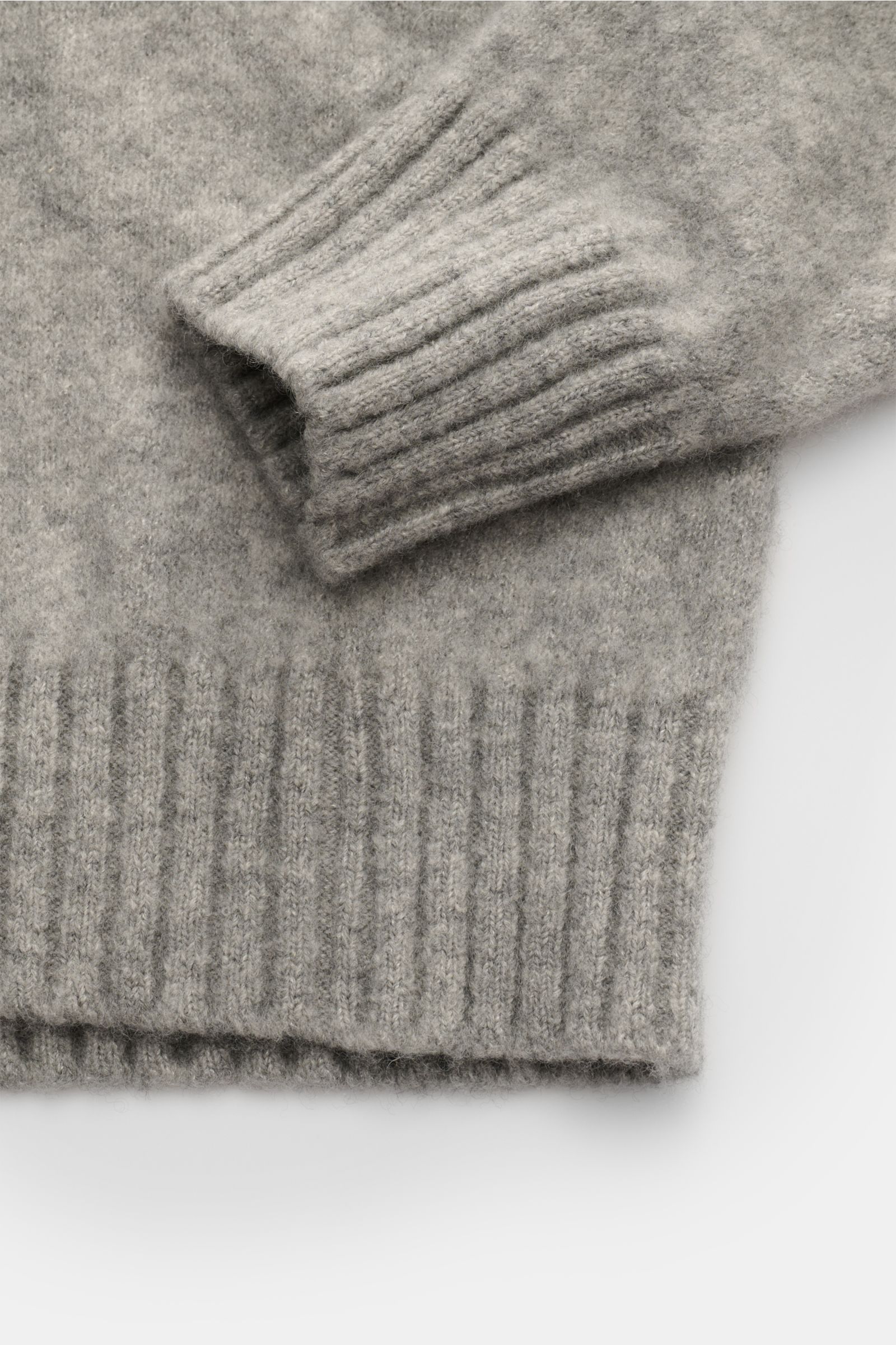 Piacenza 1733 Rundhalspullover grau meliert, Nahaufnahme von Ärmel und Bund mit Rippbündchen, weicher Cashmere-Seide-Mix, Slim Fit.