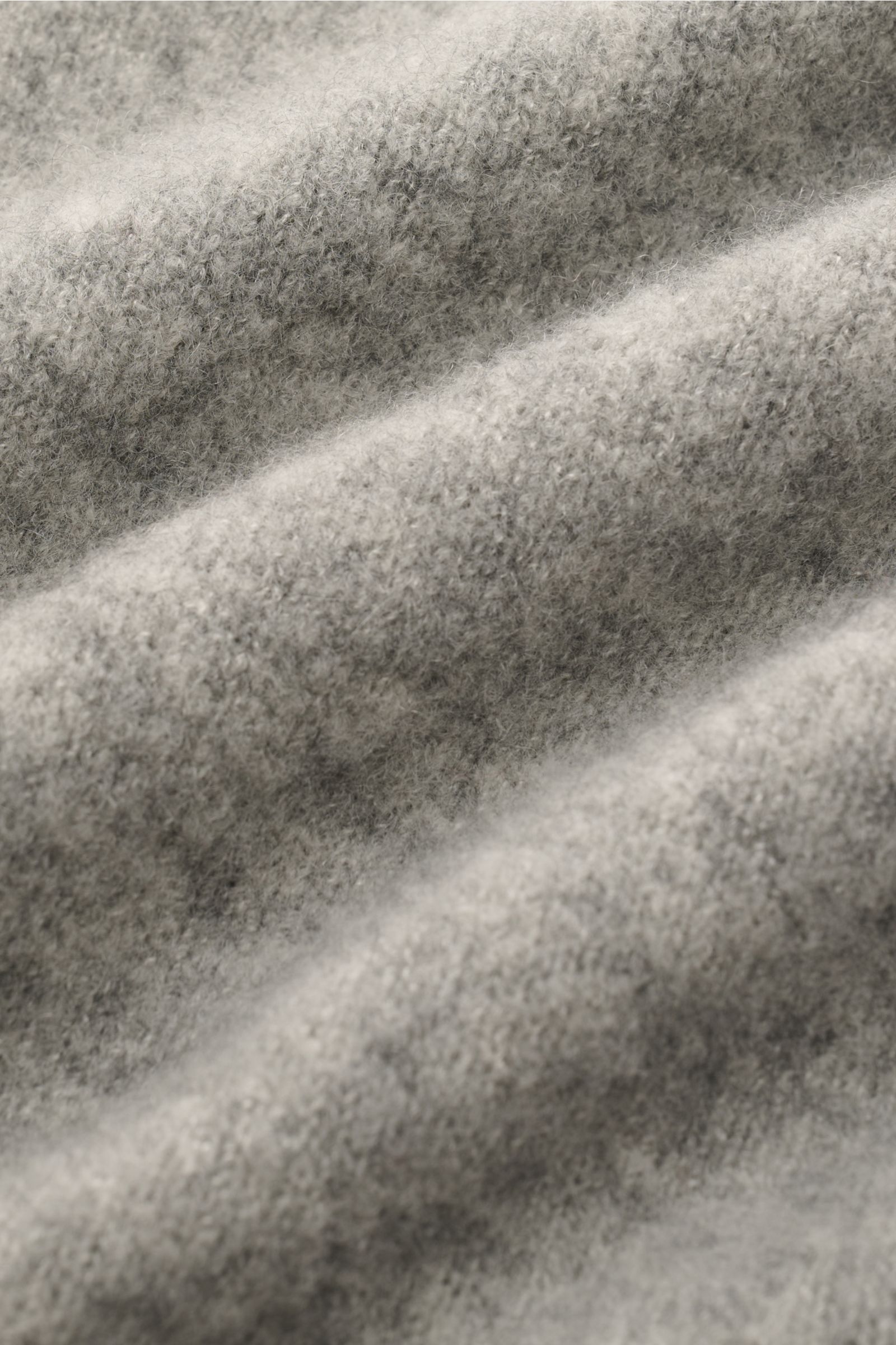 Nahaufnahme der weichen Stoffstruktur des Piacenza 1733 Rundhalspullover grau meliert, mittelfeines Strickbild aus Cashmere, Seide, Microfaser.