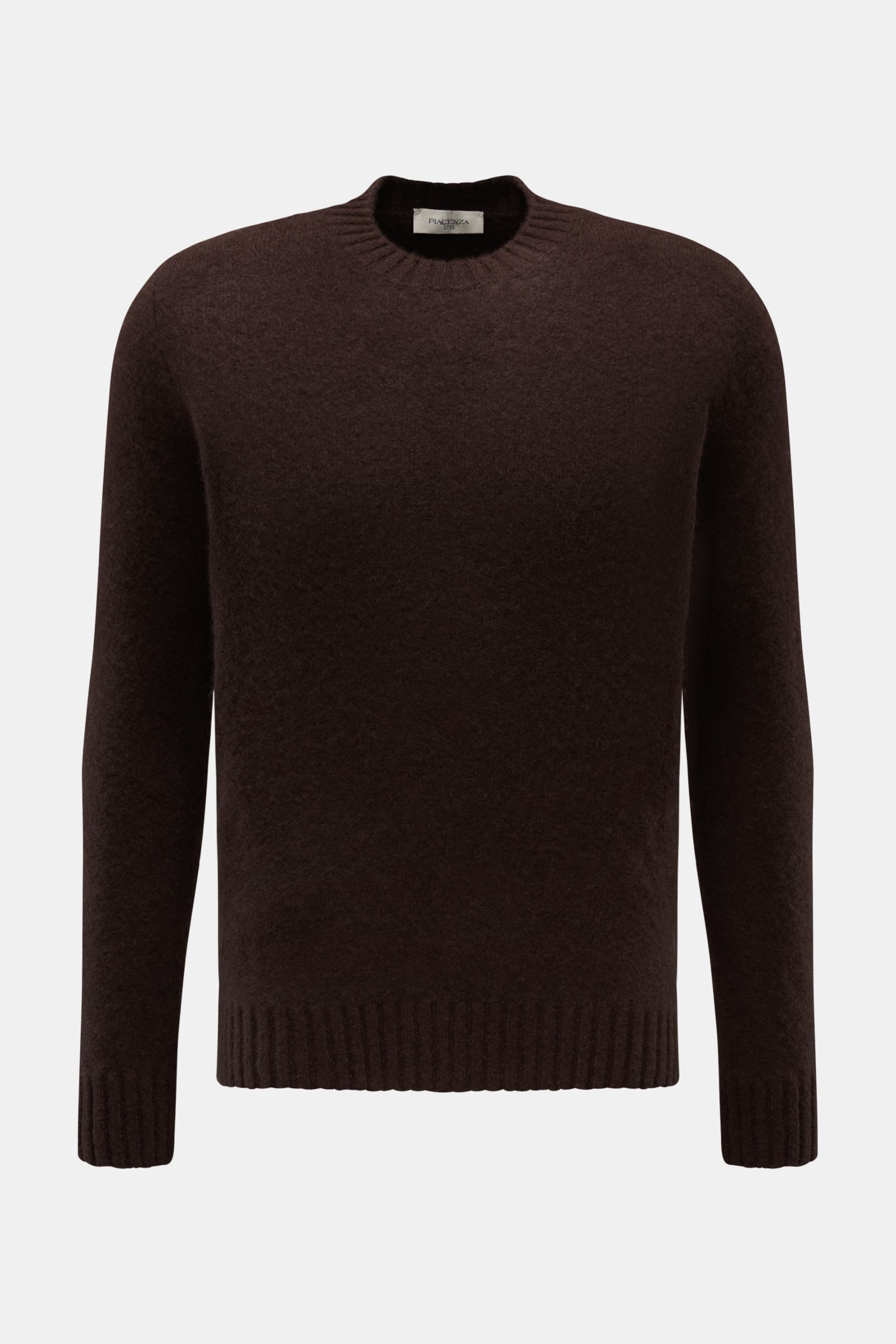 Front view of Piacenza 1733 Rundhalspullover dunkelbraun, a dark brown slim fit crew neck sweater with ribbed cuffs and hem, made from a soft mix of cashmere, silk, and microfiber with a medium fine knit texture.

Description: Der wohl softeste Rundhal