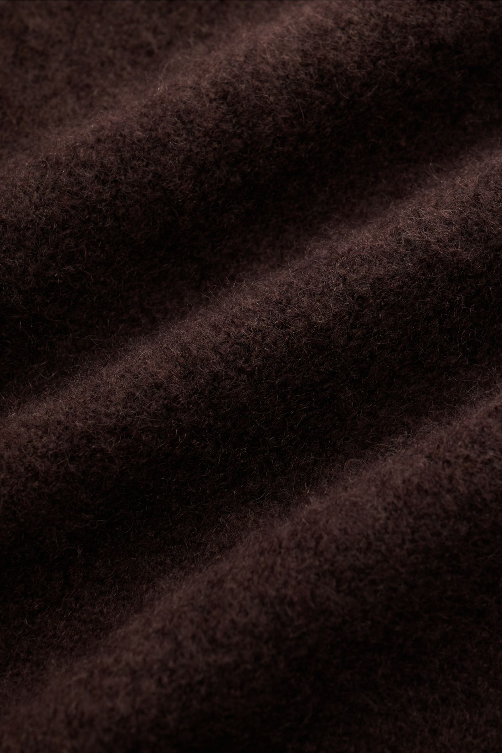 Close-up of the soft texture of the Piacenza 1733 Rundhalspullover dunkelbraun fabric, photographed from a detailed top-down perspective. 

Description: Der wohl softeste Rundhalspullover der Saison kommt aus der italienischen Spinnerei PIACENZA – das 