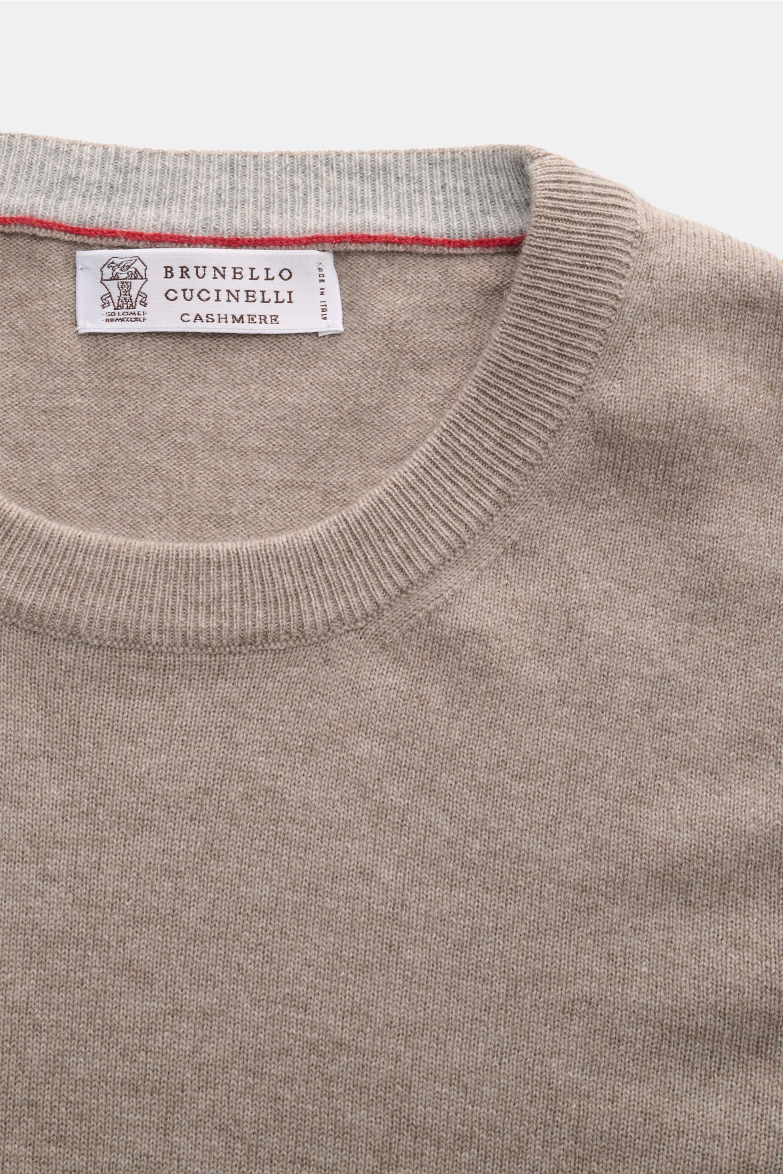 Brunello Cucinelli Cashmere Rundhalspullover taupe meliert, von oben fotografiert, mit feinem Strickbild, schmalen Kontrastkanten, Rundhalsausschnitt, Regular Fit, flexible Rippbündchen, reiner Cashmere, sehr weich.