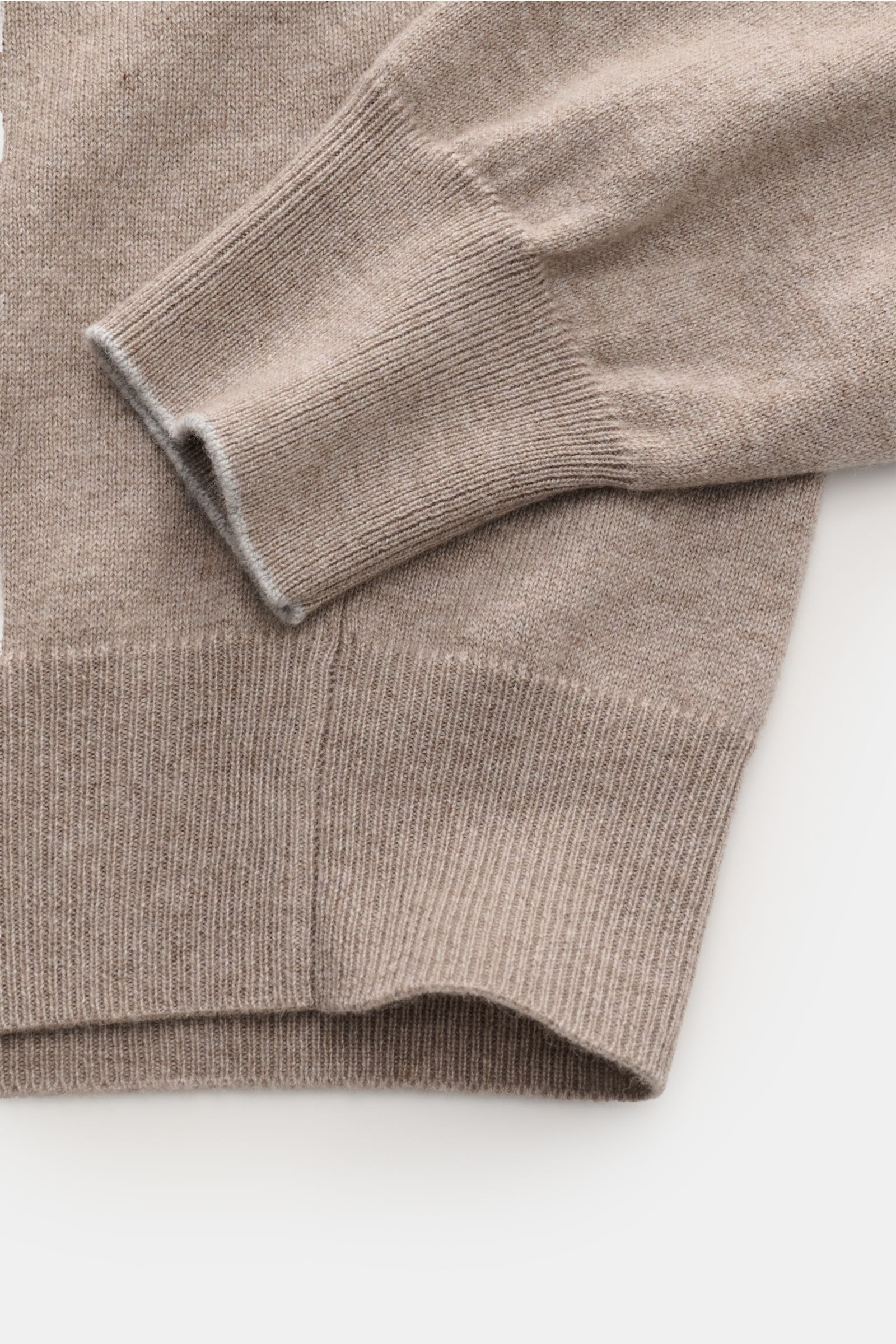 Nahaufnahme des Brunello Cucinelli Cashmere Rundhalspullover taupe meliert von oben, mit feinem Strickbild, schmalen Kontrastkanten und flexiblen Rippbündchen.