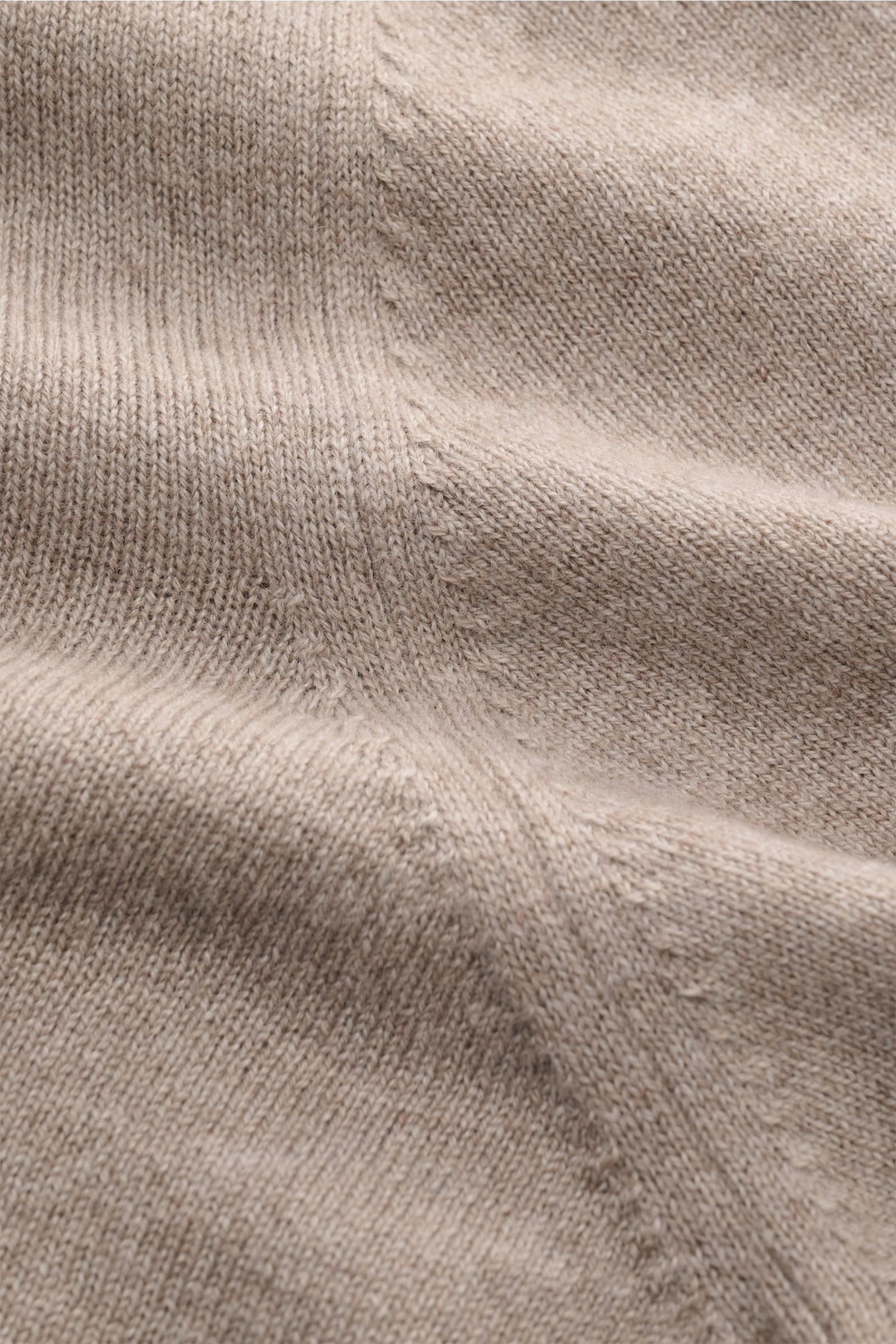 Brunello Cucinelli Cashmere Rundhalspullover taupe meliert, Detailaufnahme des feinen Strickbilds und schmaler Kontrastkanten, weiche Haptik.