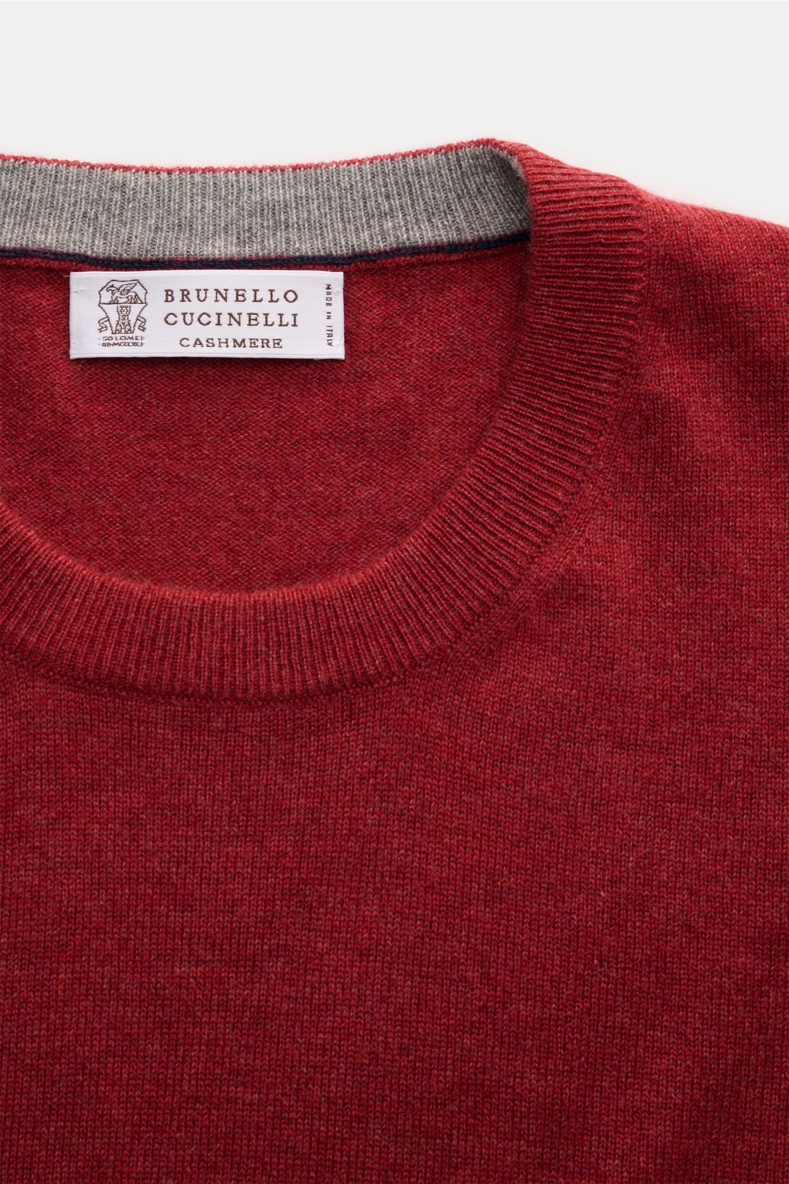 Brunello Cucinelli Cashmere Rundhalspullover dunkelrot, Nahaufnahme von oben, feines Strickbild, schmale Kontrastkanten, weicher Griff, Regular Fit.