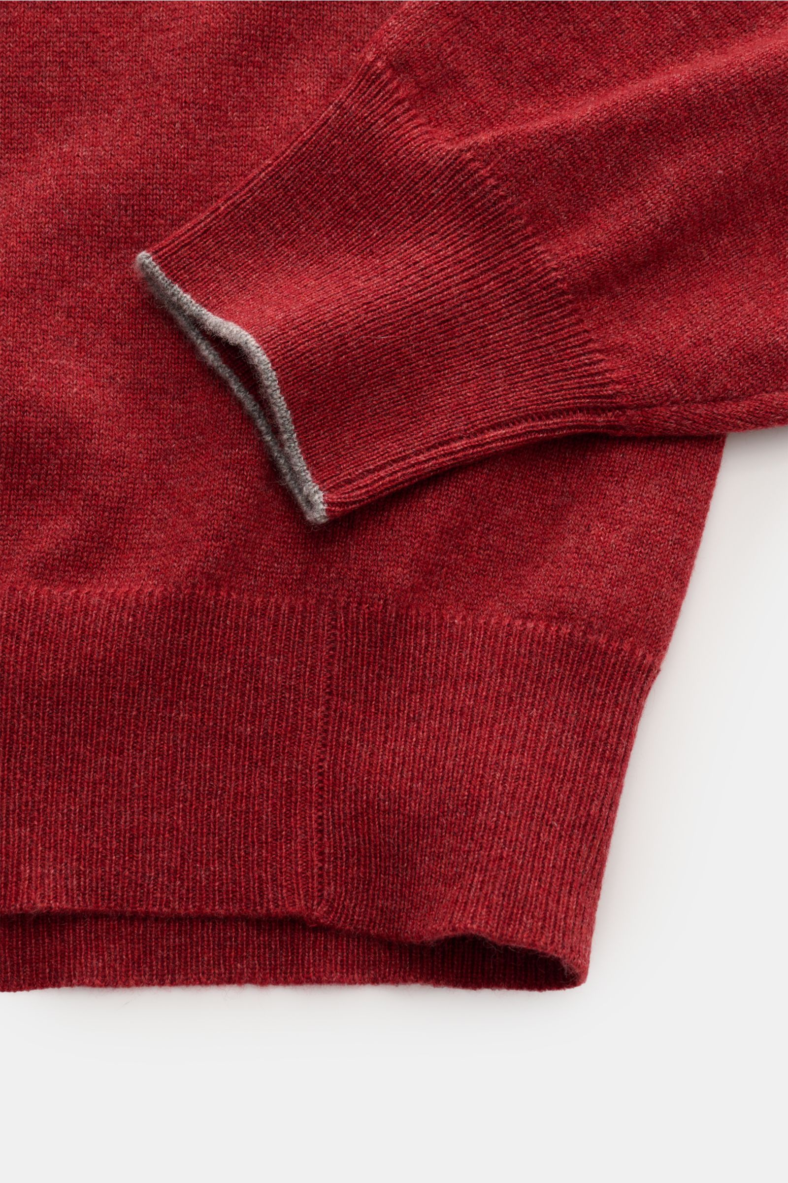 Brunello Cucinelli Cashmere Rundhalspullover dunkelrot, Detailaufnahme von Ärmel und Bund mit feinem Strickbild, weicher Griff, Kontrastkante.