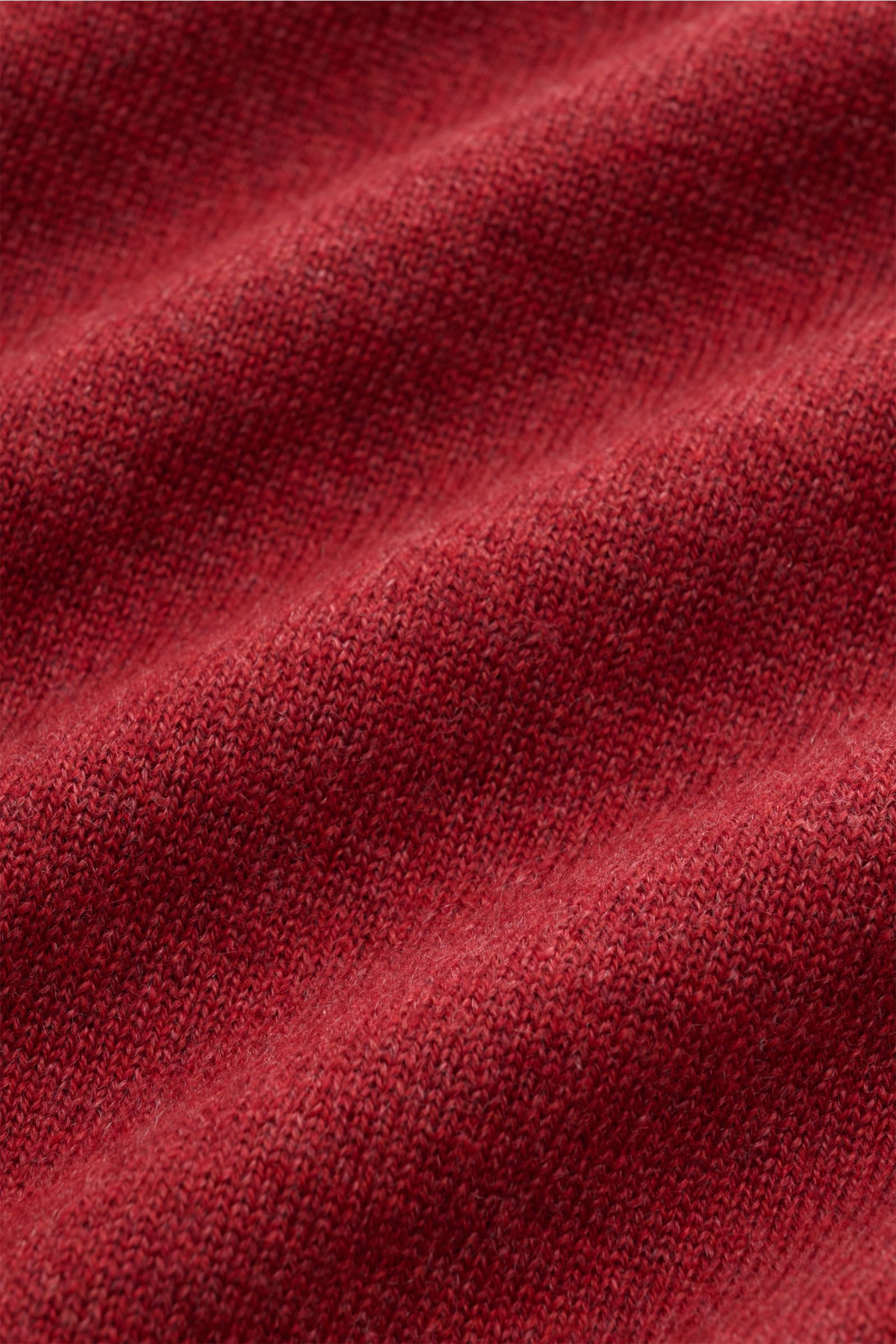 Brunello Cucinelli Cashmere Rundhalspullover dunkelrot, Detailaufnahme des feinen Strickbilds, weicher Griff, schmale Kontrastkanten.