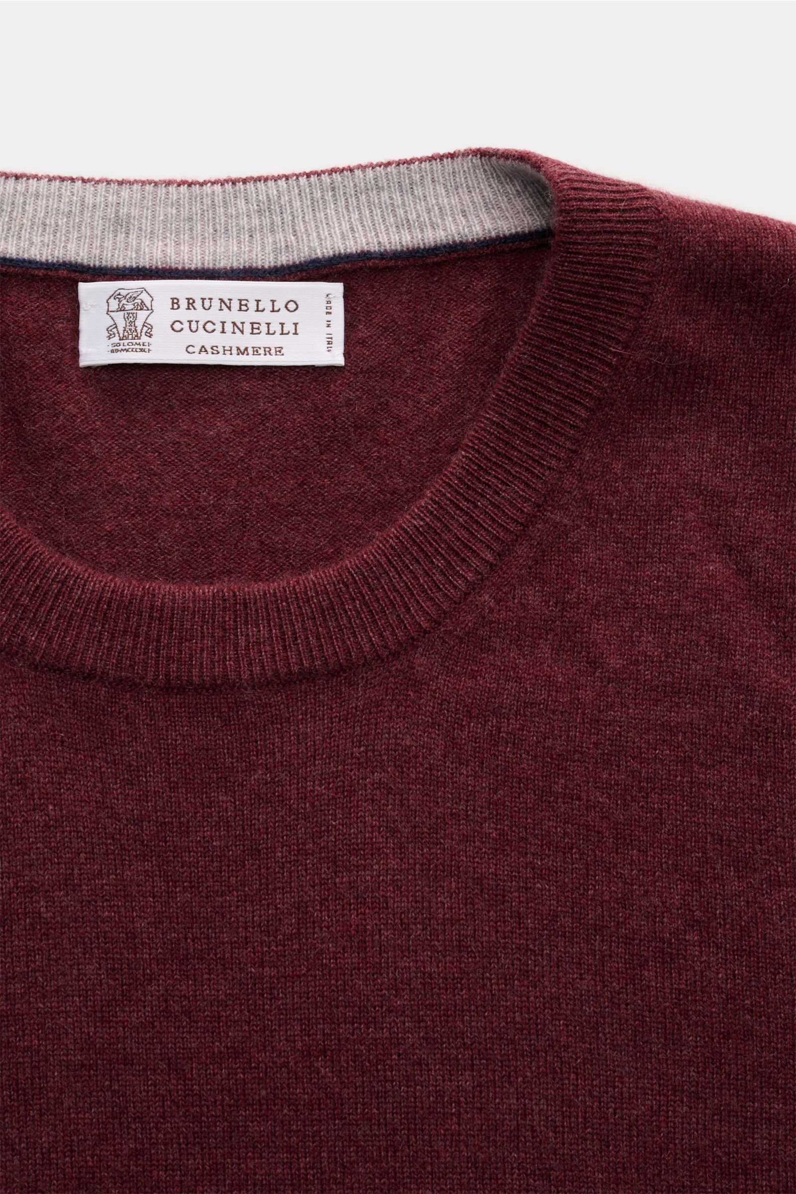 Brunello Cucinelli Cashmere Rundhalspullover bordeaux meliert, Nahaufnahme von oben, weicher Griff, feines Strickbild, Kontrastkanten, Regular Fit.