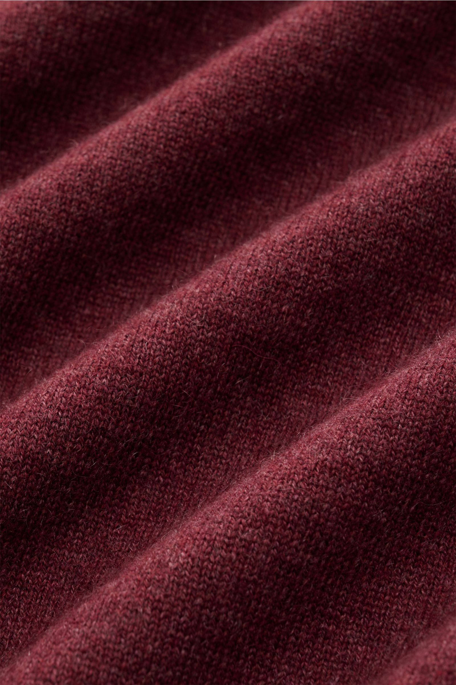 Brunello Cucinelli Cashmere Rundhalspullover bordeaux meliert, Detailaufnahme von feinem Strickbild, weicher Griff, schmale Kontrastkanten.