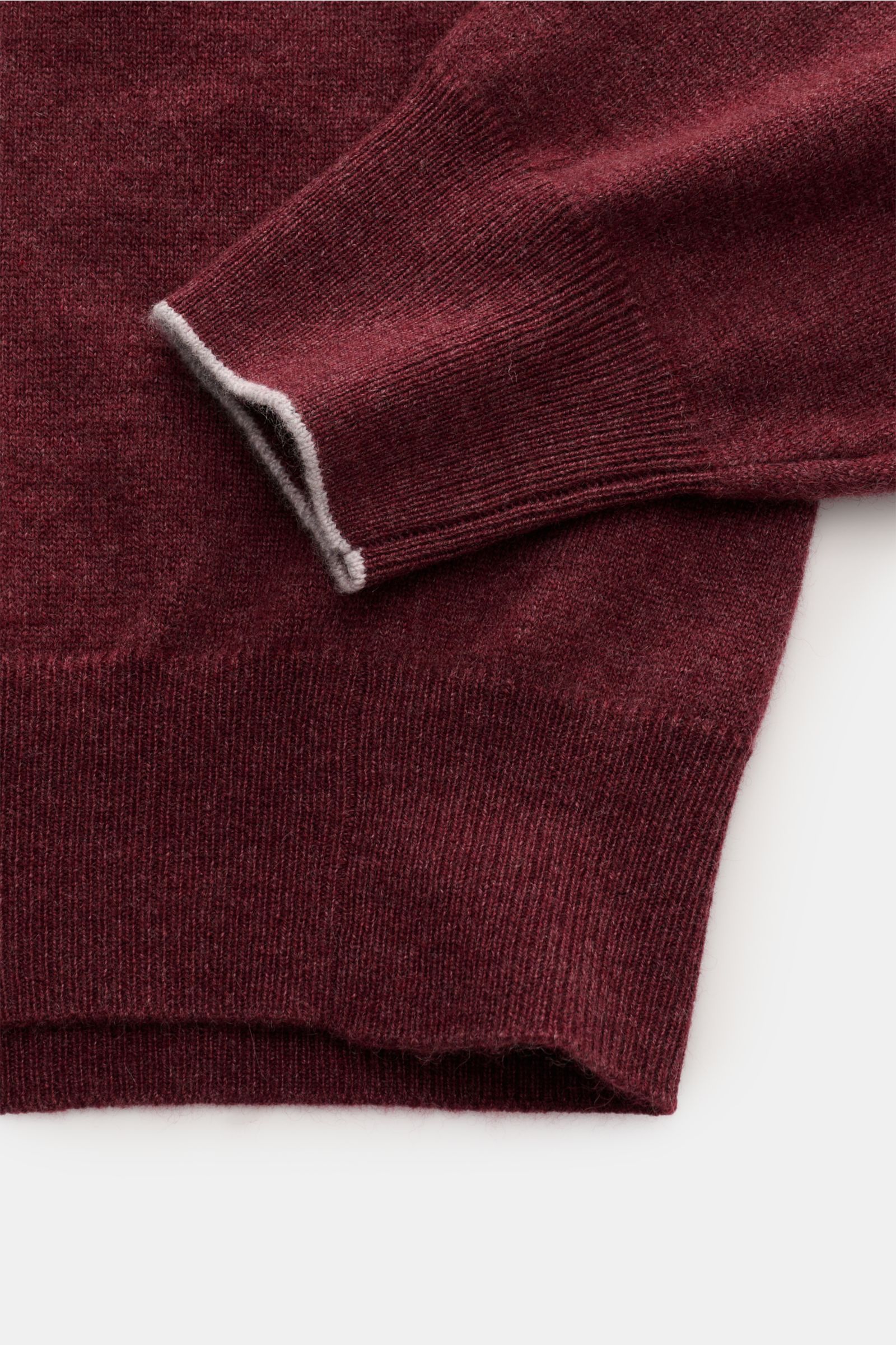Brunello Cucinelli Cashmere Rundhalspullover bordeaux meliert, Detailaufnahme von Bündchen und fein gestricktem, weichem Material.