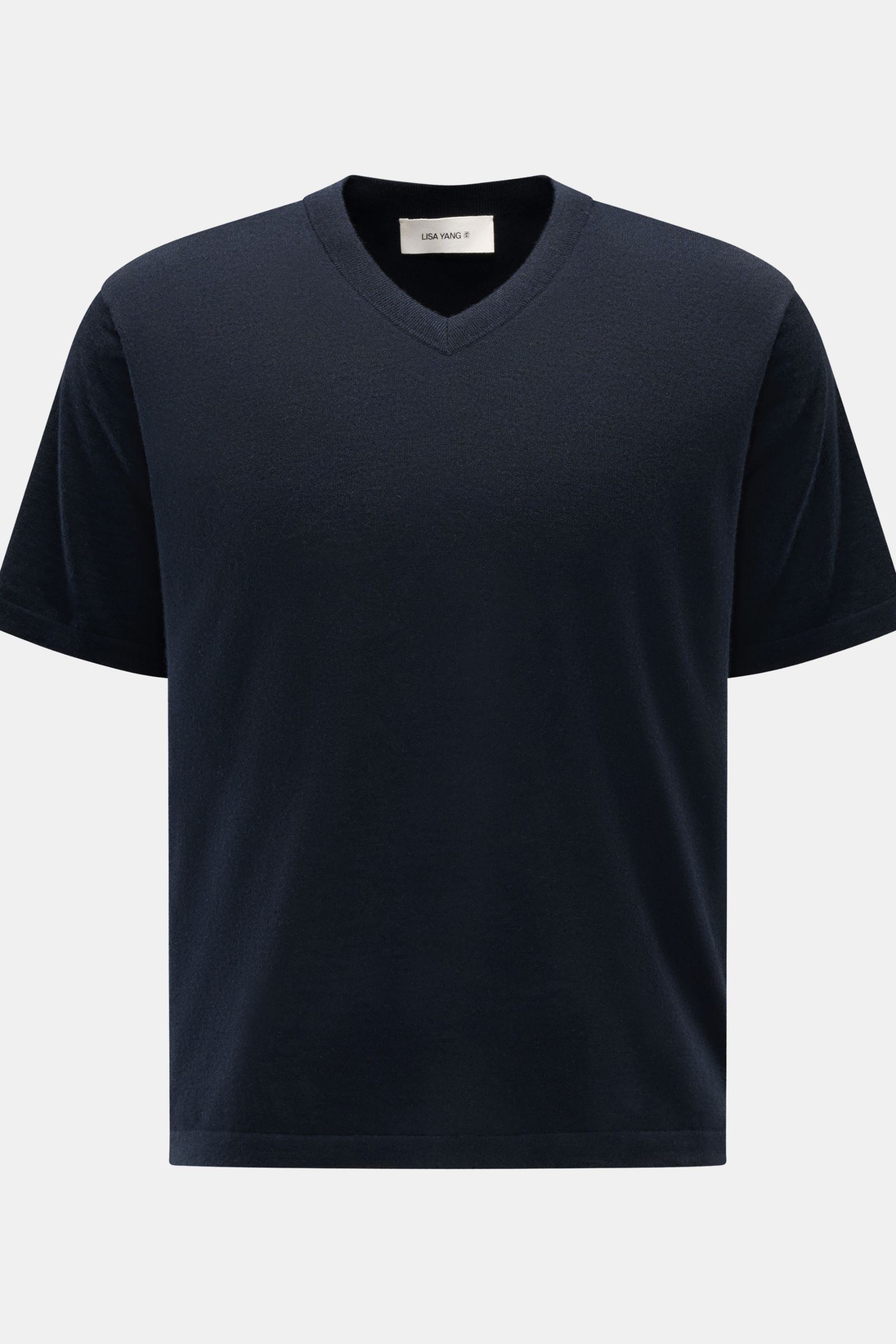 Front view of Lisa Yang Cashmere V-Neck Kurzarm-Pullover 'Joakim' navy, showcasing fine knit, V-neck, and short sleeves.

Das feine Strickbild und der klassische Regular Fit des Cashmere Kurzarm-Pullovers 'Joakim' von LISA YANG machen ihn zu einem eleg