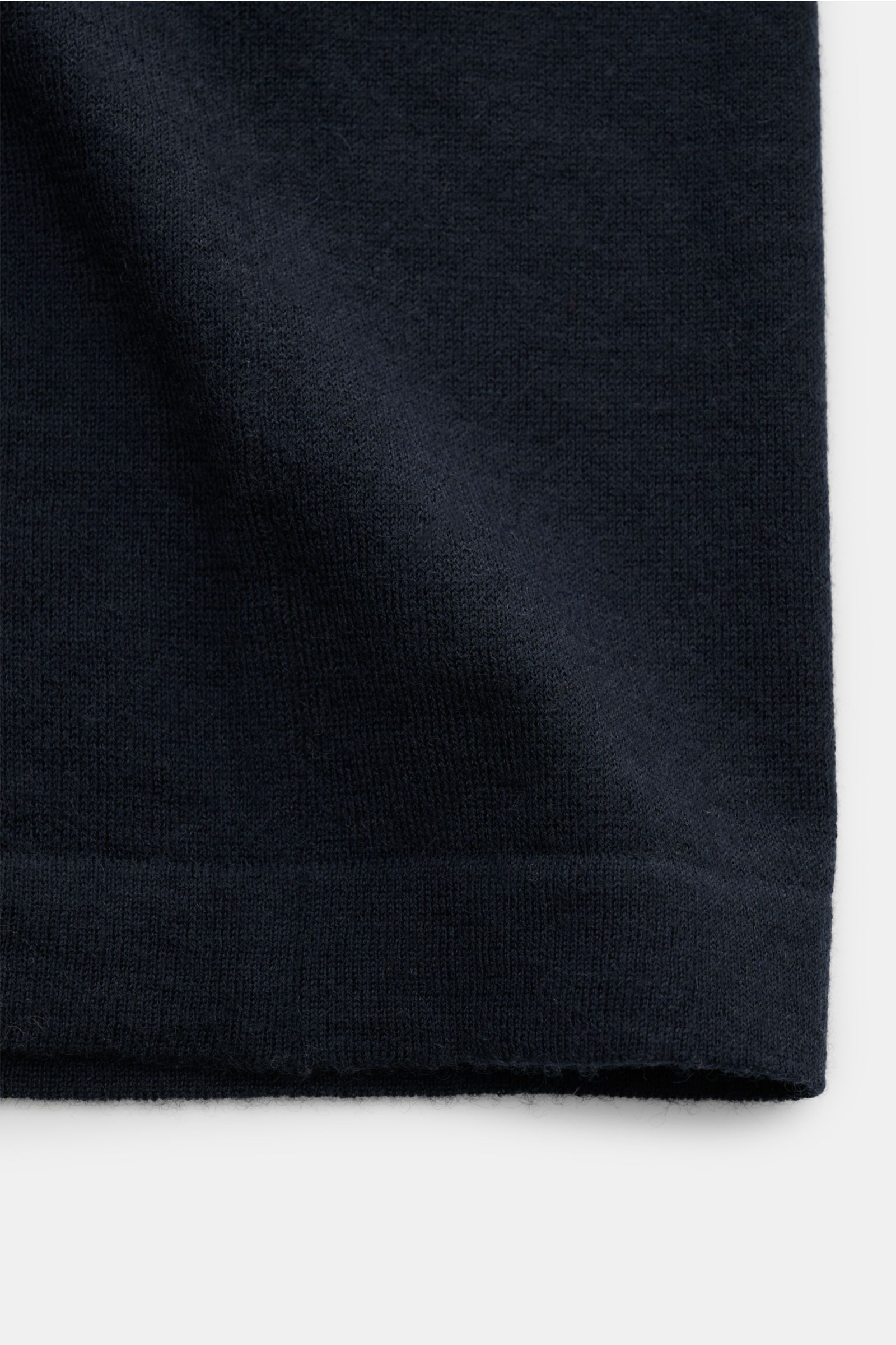 Close-up front view of the navy Lisa Yang Cashmere V-Neck Kurzarm-Pullover 'Joakim' showing fine knit texture and hem detail.

Das feine Strickbild und der klassische Regular Fit des Cashmere Kurzarm-Pullovers 'Joakim' von LISA YANG machen ihn zu einem