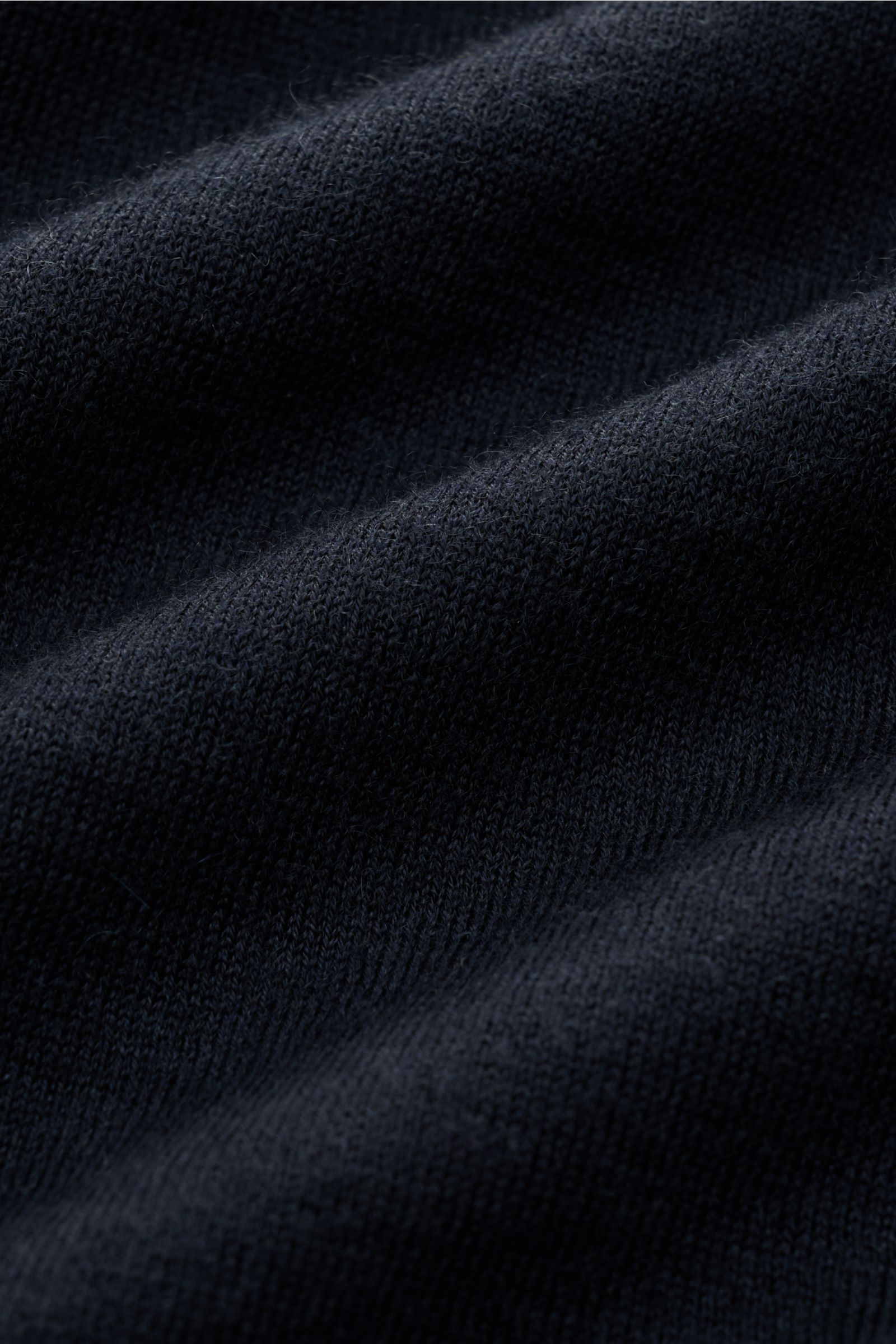Close-up front view of navy fabric showing the fine knit texture of the Lisa Yang Cashmere V-Neck Kurzarm-Pullover 'Joakim' navy.

Das feine Strickbild und der klassische Regular Fit des Cashmere Kurzarm-Pullovers 'Joakim' von LISA YANG machen ihn zu e