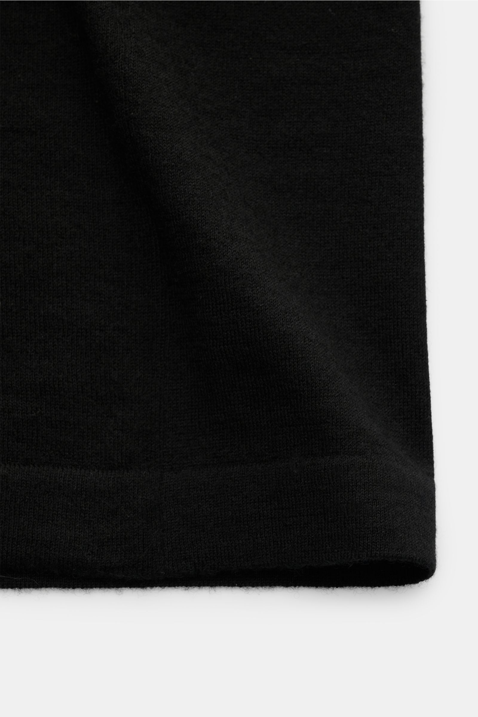 Close-up side view of the Lisa Yang Cashmere V-Neck Kurzarm-Pullover 'Joakim' schwarz showing the fine knit texture and hem detail.

Das feine Strickbild und der klassische Regular Fit des Cashmere Kurzarm-Pullovers 'Joakim' von LISA YANG machen ihn zu