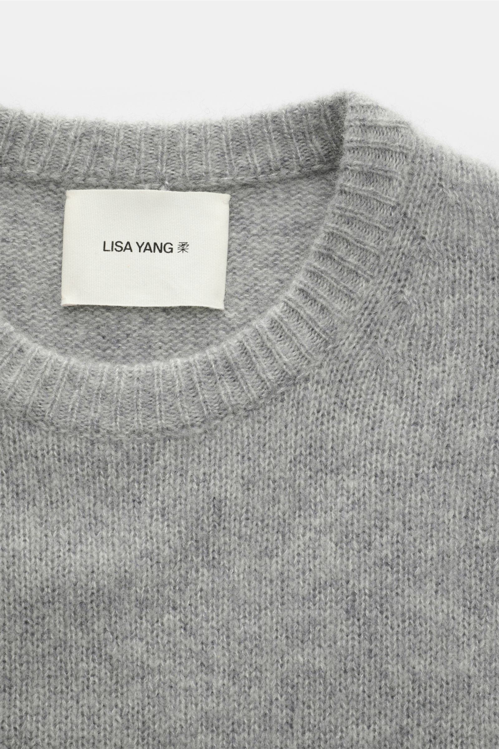 Lisa Yang Rundhalspullover 'Baxter' grau meliert, Nahaufnahme von oben, Slim Fit, weicher Cashmere-Seide-Mix, feines Strickbild, Rundhalsausschnitt.