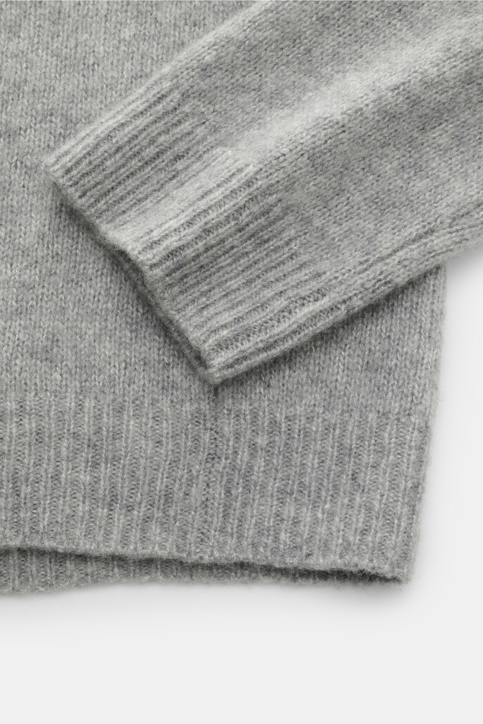 Lisa Yang Rundhalspullover 'Baxter' grau meliert, Detailaufnahme von Ärmel und Bund, feines Strickbild, weich, Slim Fit, Rundhalsausschnitt.