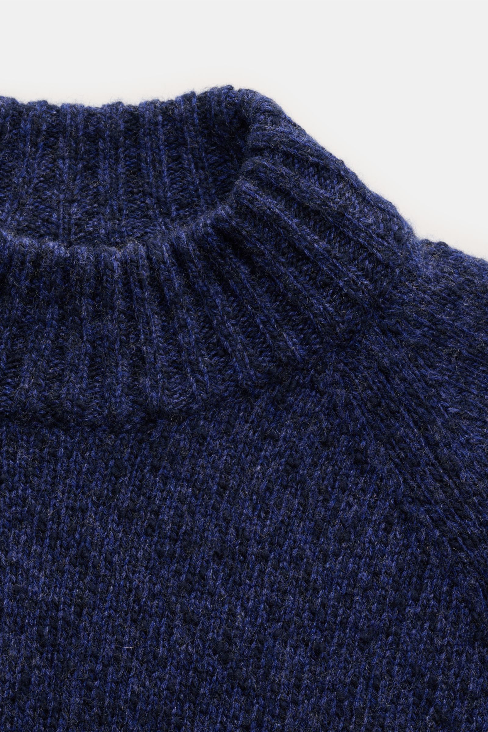 Close-up front view of the Fioroni Cashmere Rundhalspullover navy meliert showing reiner Cashmere, weicher Griff, mittelfeines Strickbild, leichter Bouclé-Effekt, Slim Fit, anliegender Rundhalsausschnitt, Raglan-Ärmel, and flexible Rippbündchen.