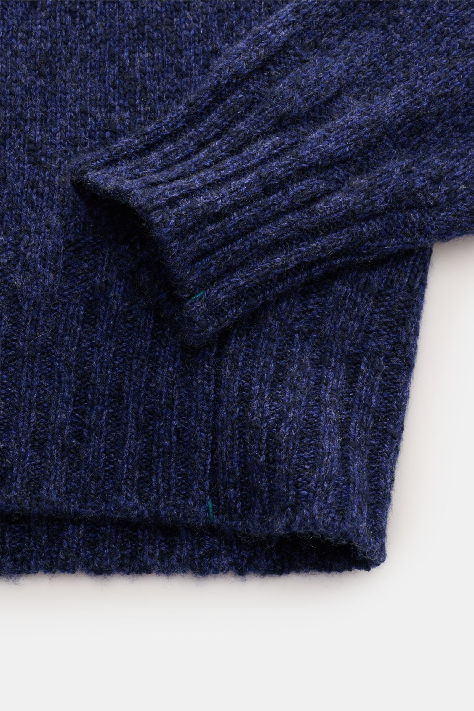 Close-up view of the Fioroni Cashmere Rundhalspullover navy meliert showing the sleeve and hem with reiner Cashmere, weicher Griff, mittelfeines Strickbild, leichter Bouclé-Effekt, Slim Fit, anliegender Rundhalsausschnitt, Raglan-Ärmel, and flexible Rippb
