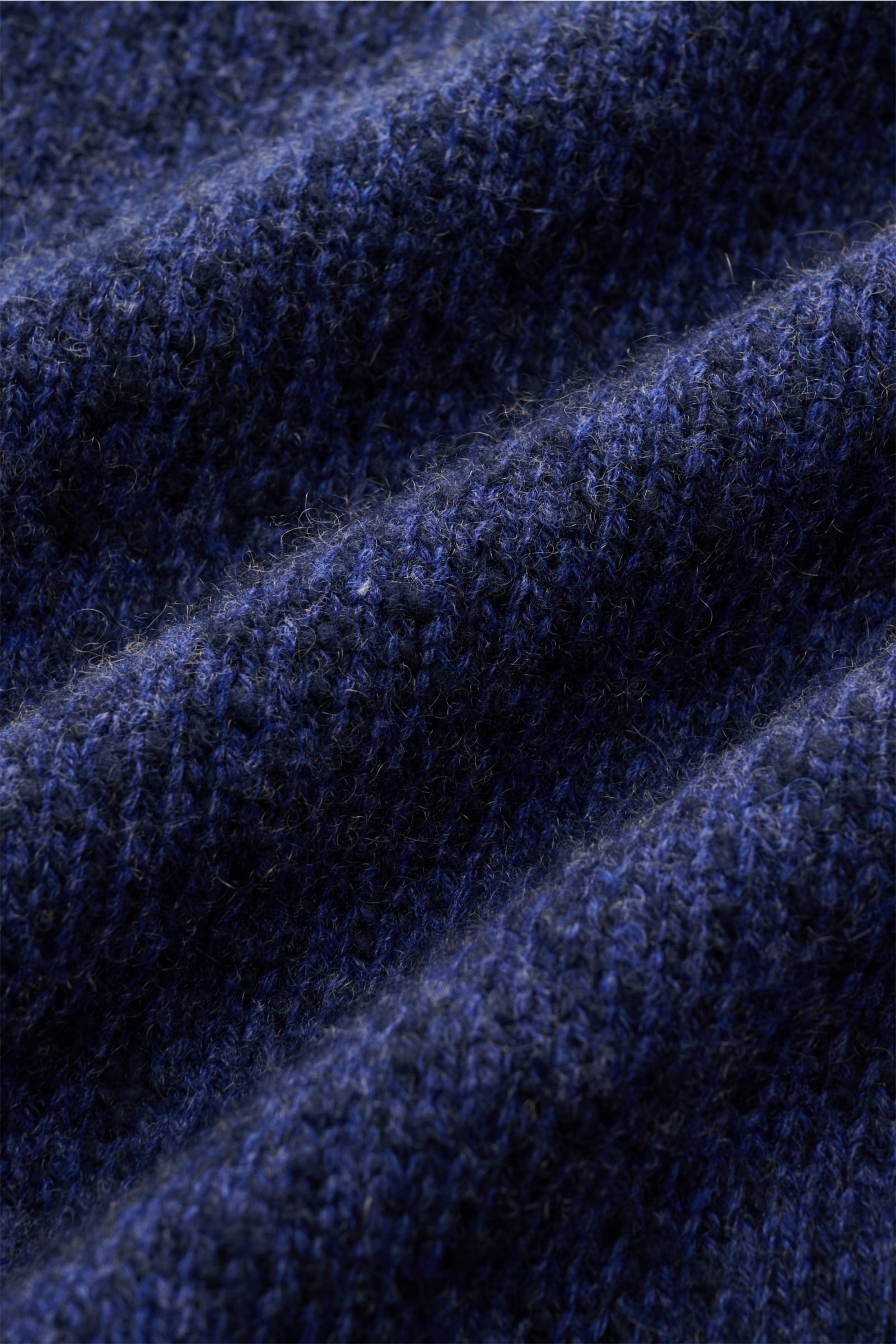 Close-up view of the Fioroni Cashmere Rundhalspullover navy meliert fabric showing a soft, mittelfeines Strickbild with leichter Bouclé-Effekt, reiner Cashmere, weicher Griff, Slim Fit, anliegender Rundhalsausschnitt, Raglan-Ärmel, and flexible Rippbündch
