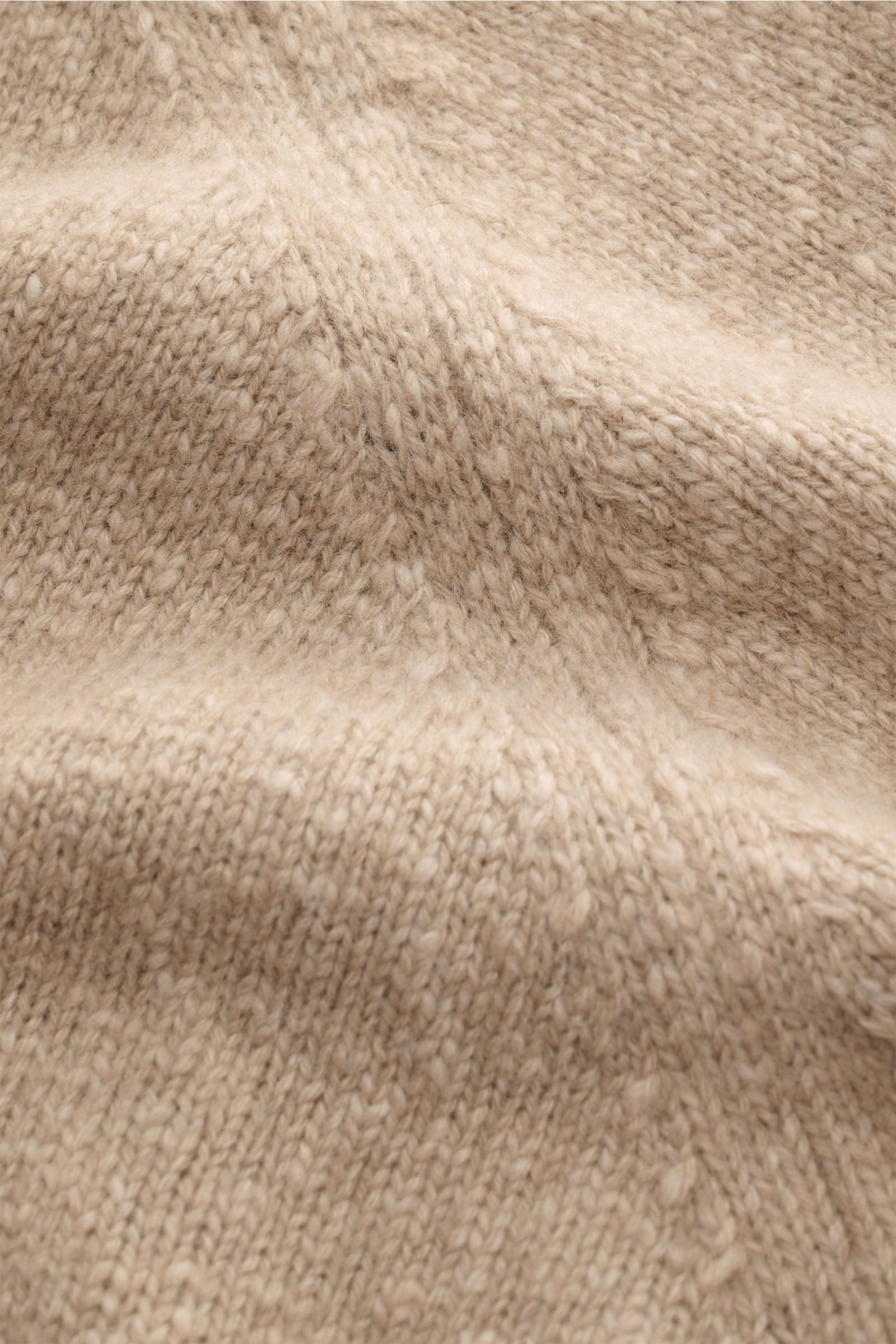 Close-up image of the Fioroni Cashmere Rundhalspullover beige meliert fabric, showing its mittelfeines Strickbild and leichter Bouclé-Effekt from a detailed perspective, featuring reiner Cashmere, weicher Griff, Slim Fit, anliegender Rundhalsausschnitt, R