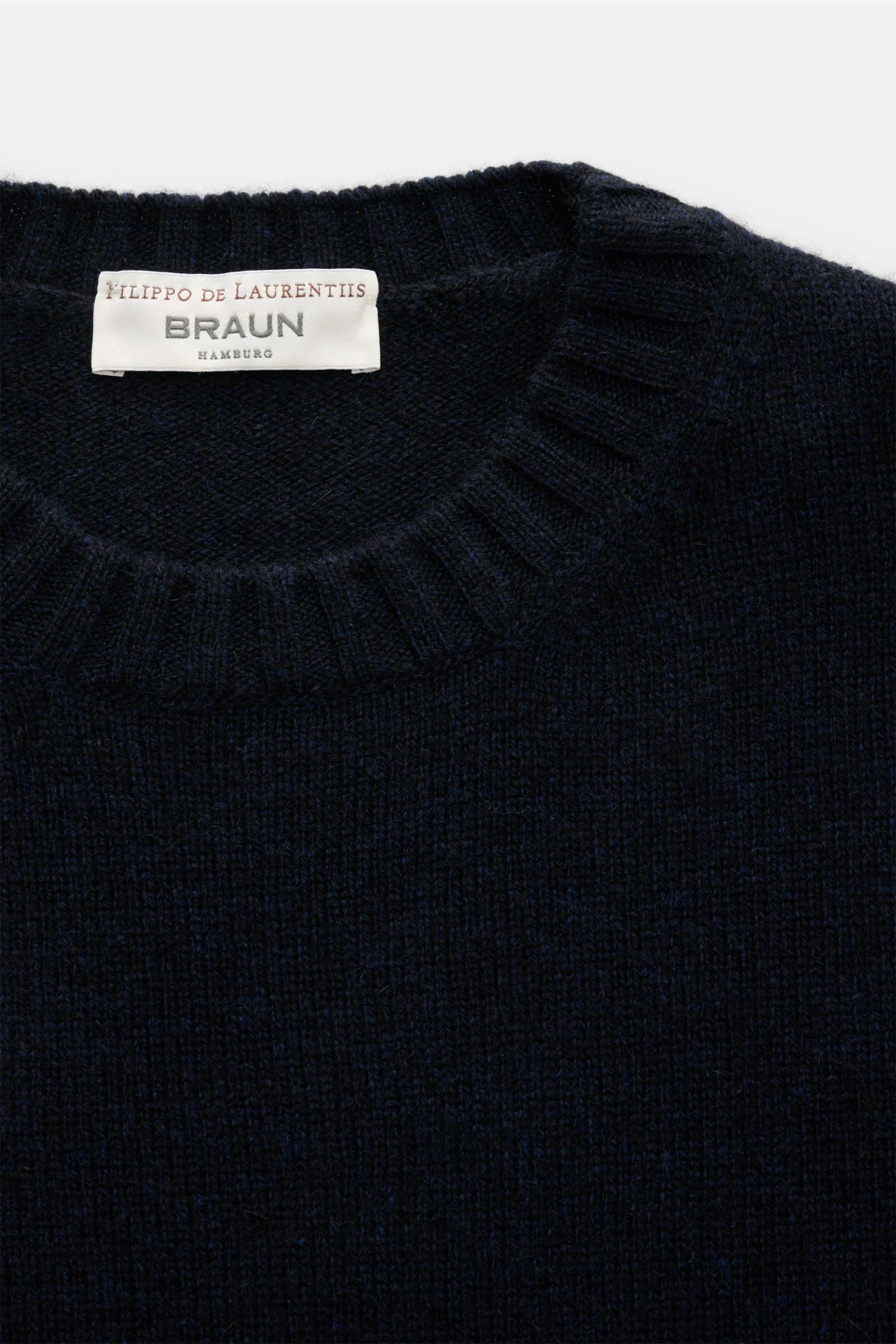 Nahaufnahme des navyfarbenen Filippo de Laurentiis Cashmere Rundhalspullover mit feinem Strickbild, Rundhalsausschnitt und Rippbündchen, reiner Cashmere, Regular Fit, weicher Griff.