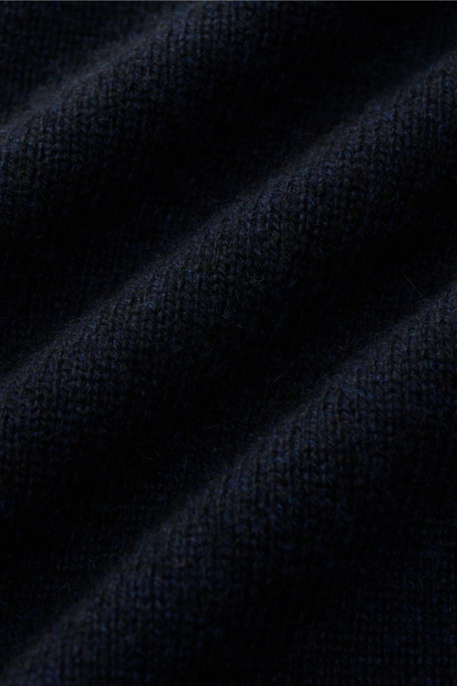 Filippo de Laurentiis Cashmere Rundhalspullover navy, Nahaufnahme des feinen Strickbilds und weichen Griffes aus 100% Cashmere.