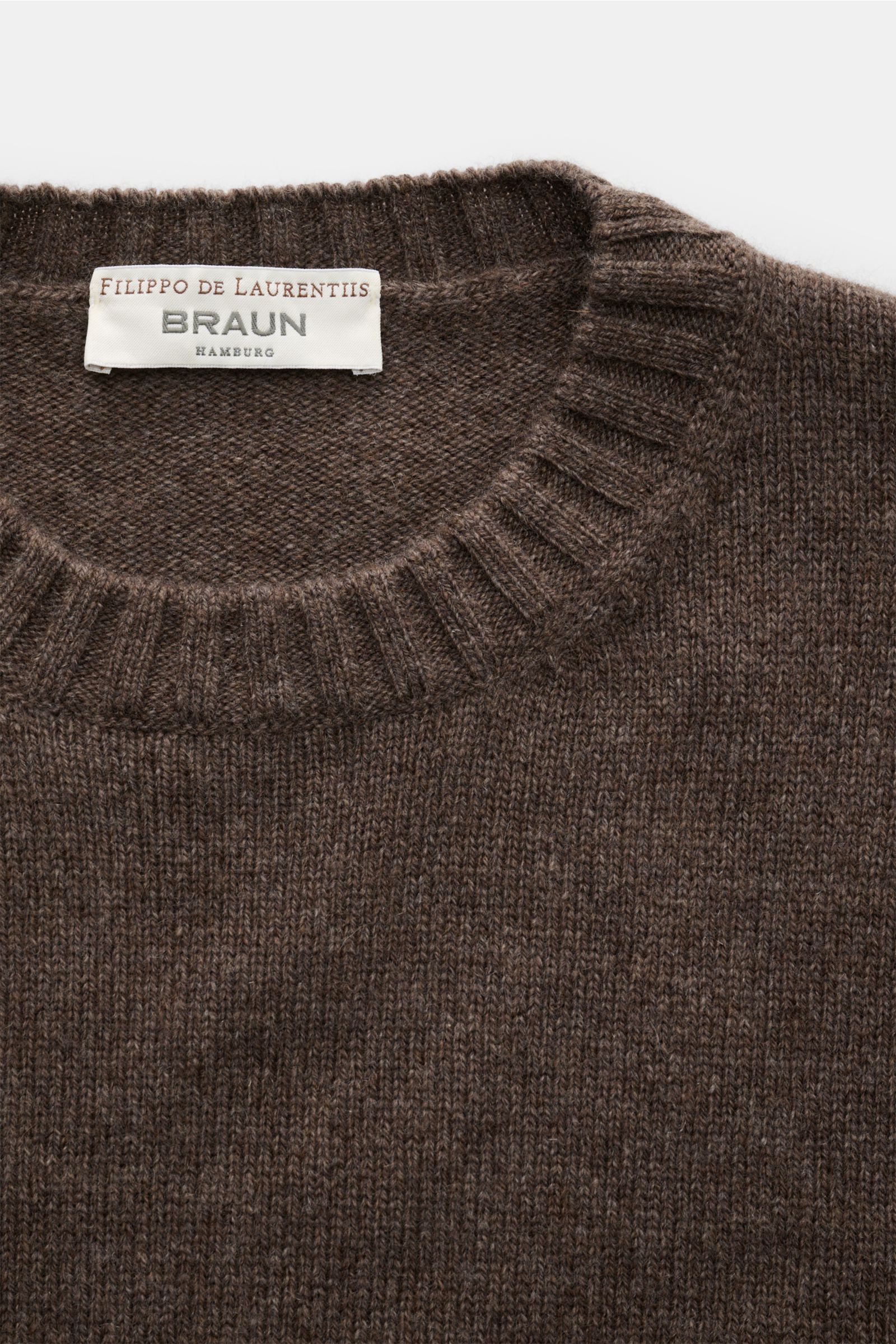 Filippo de Laurentiis Cashmere Rundhalspullover graubraun meliert, Nahaufnahme von oben, feines Strickbild, weicher Griff, Regular Fit, Rippbündchen, 100% Cashmere.