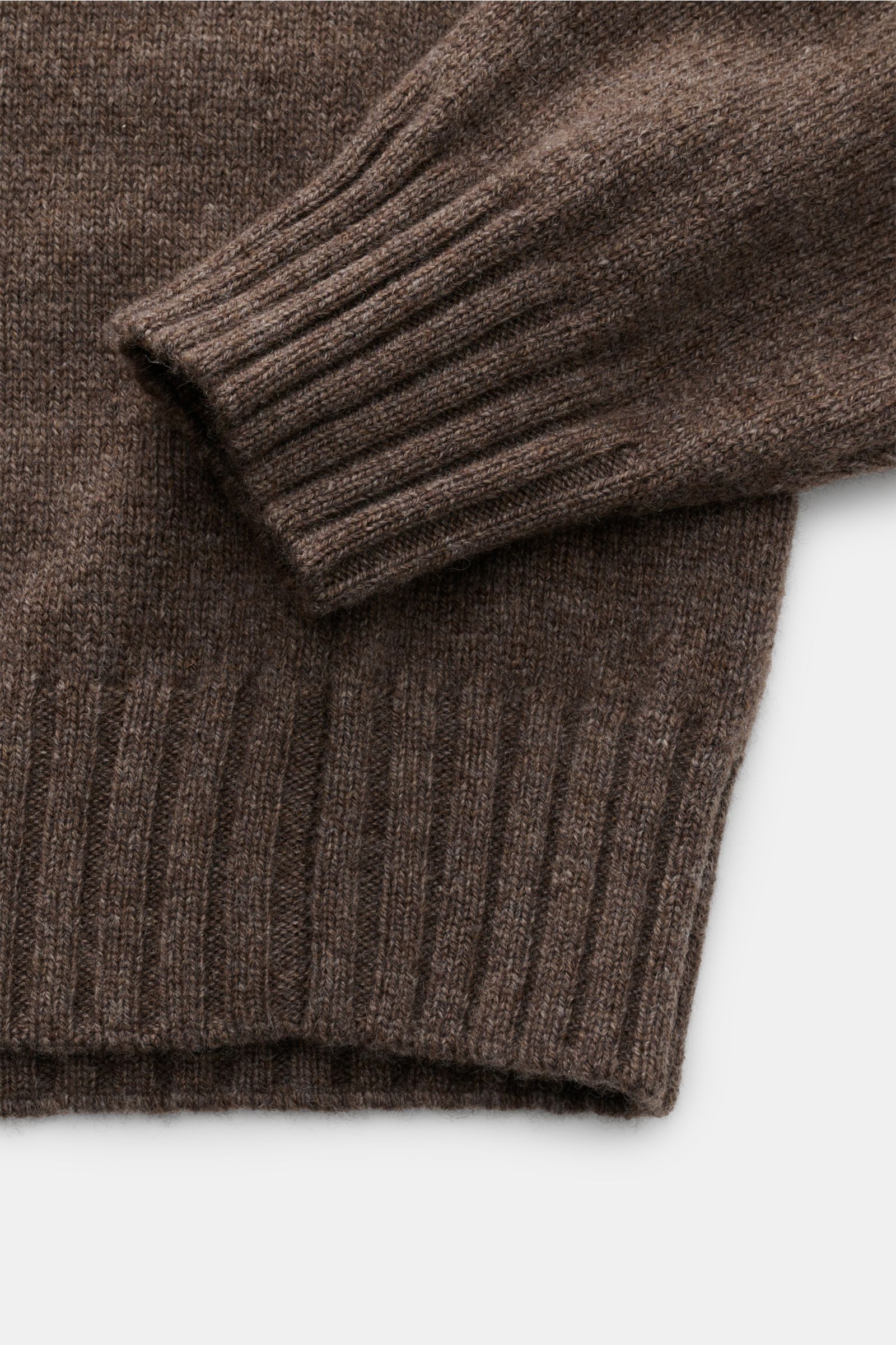 Filippo de Laurentiis Cashmere Rundhalspullover graubraun meliert, Detailaufnahme von Ärmel und Bund, feines Strickbild, Rippbündchen, 100% reiner Cashmere, Regular Fit, weicher Griff.