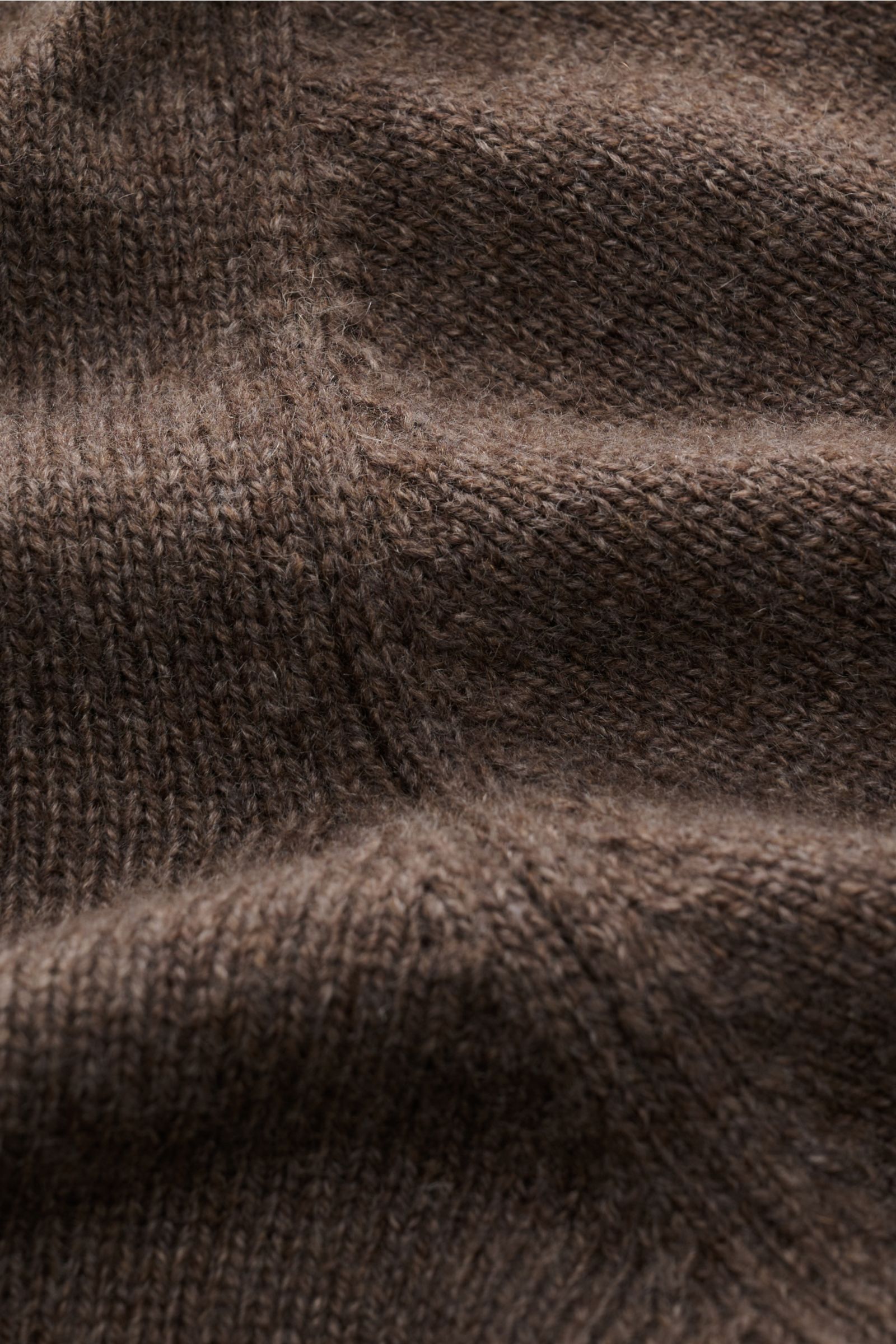 Filigrane Nahaufnahme des Filippo de Laurentiis Cashmere Rundhalspullover graubraun meliert mit feinem Strickbild, weichem Griff und Rippbündchen.