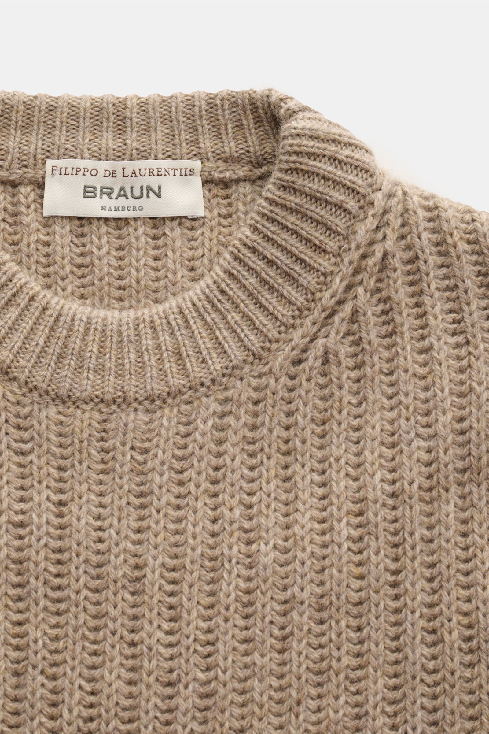 Close-up front view of the Filippo de Laurentiis Cashmere Rundhalspullover beige showing a reiner Cashmere, sehr weicher Griff, voluminöses Strickbild, Patent-Strickmuster, Slim Fit, Rundhalsausschnitt, and komfortable Rippbündchen.