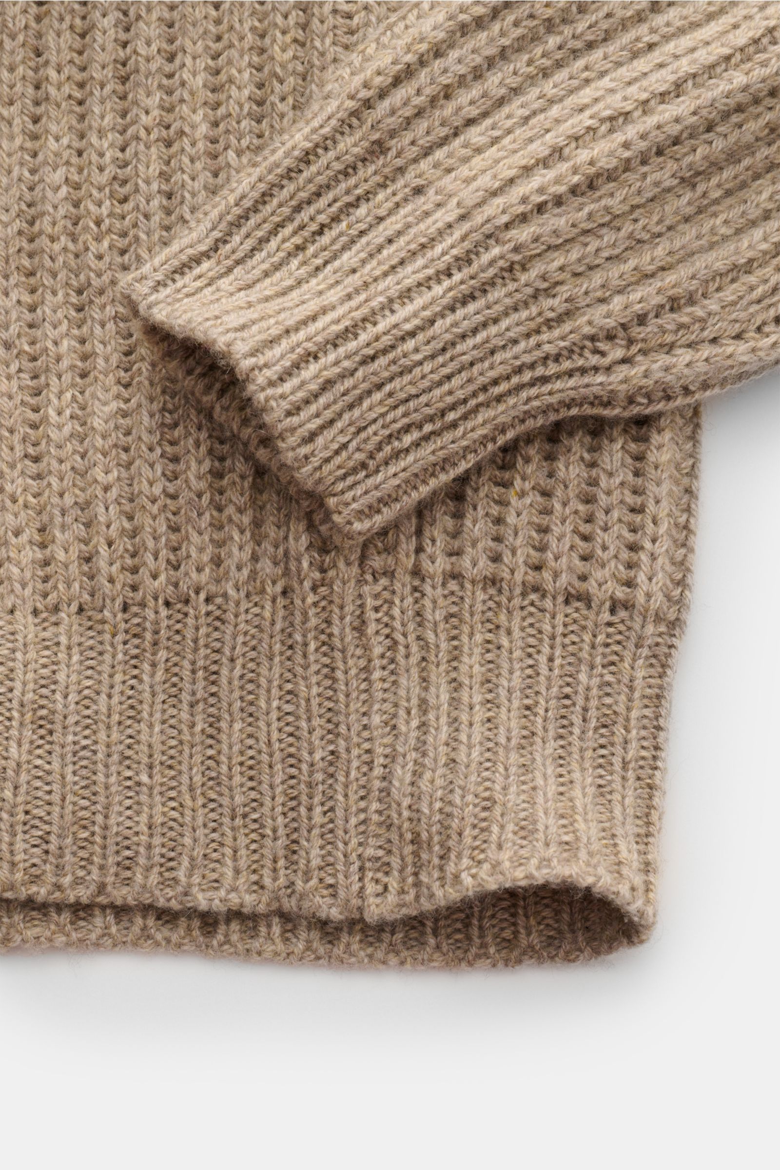Close-up from above of the Filippo de Laurentiis Cashmere Rundhalspullover beige showing reiner Cashmere, very soft touch, voluminous knit, patent stitch pattern, Slim Fit, round neckline, and comfortable ribbed cuffs.