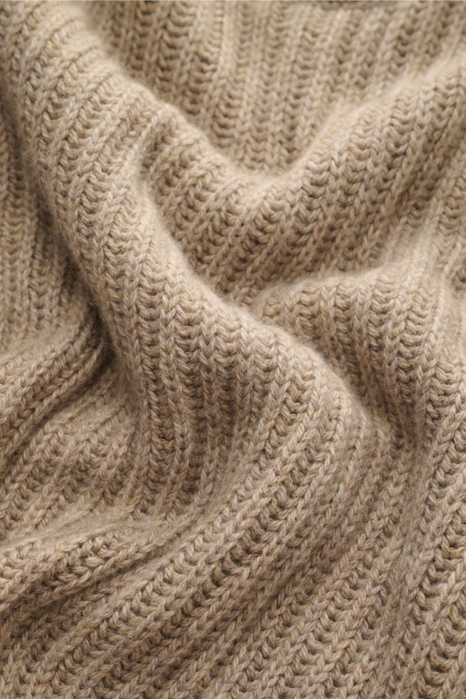Close-up front view of the Filippo de Laurentiis Cashmere Rundhalspullover beige, showing reiner Cashmere, sehr weicher Griff, voluminöses Strickbild, Patent-Strickmuster, Slim Fit, Rundhalsausschnitt, and komfortable Rippbündchen.