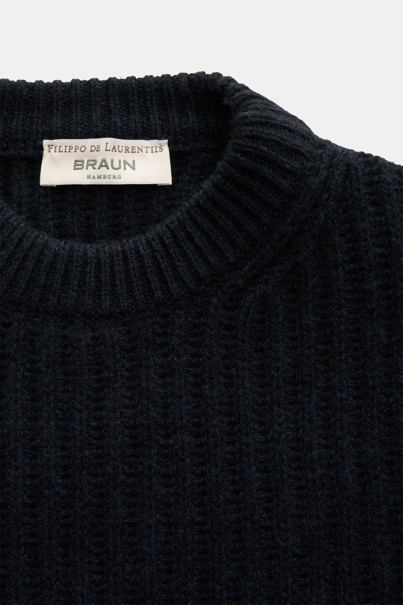 Filippo de Laurentiis Cashmere Rundhalspullover navy, Detailaufnahme von oben, reiner Cashmere, weicher Griff, voluminöses Patent-Strickmuster, Slim Fit, Rundhalsausschnitt, komfortable Rippbündchen.