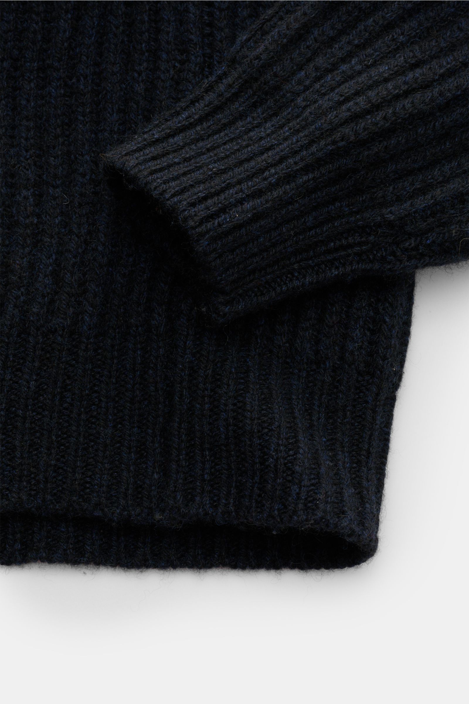 Filippo de Laurentiis Cashmere Rundhalspullover navy, Nahaufnahme von Ärmel und Saum, reiner Cashmere, sehr weicher Griff, voluminöses Patent-Strickmuster, Slim Fit, Rundhalsausschnitt, komfortable Rippbündchen.
