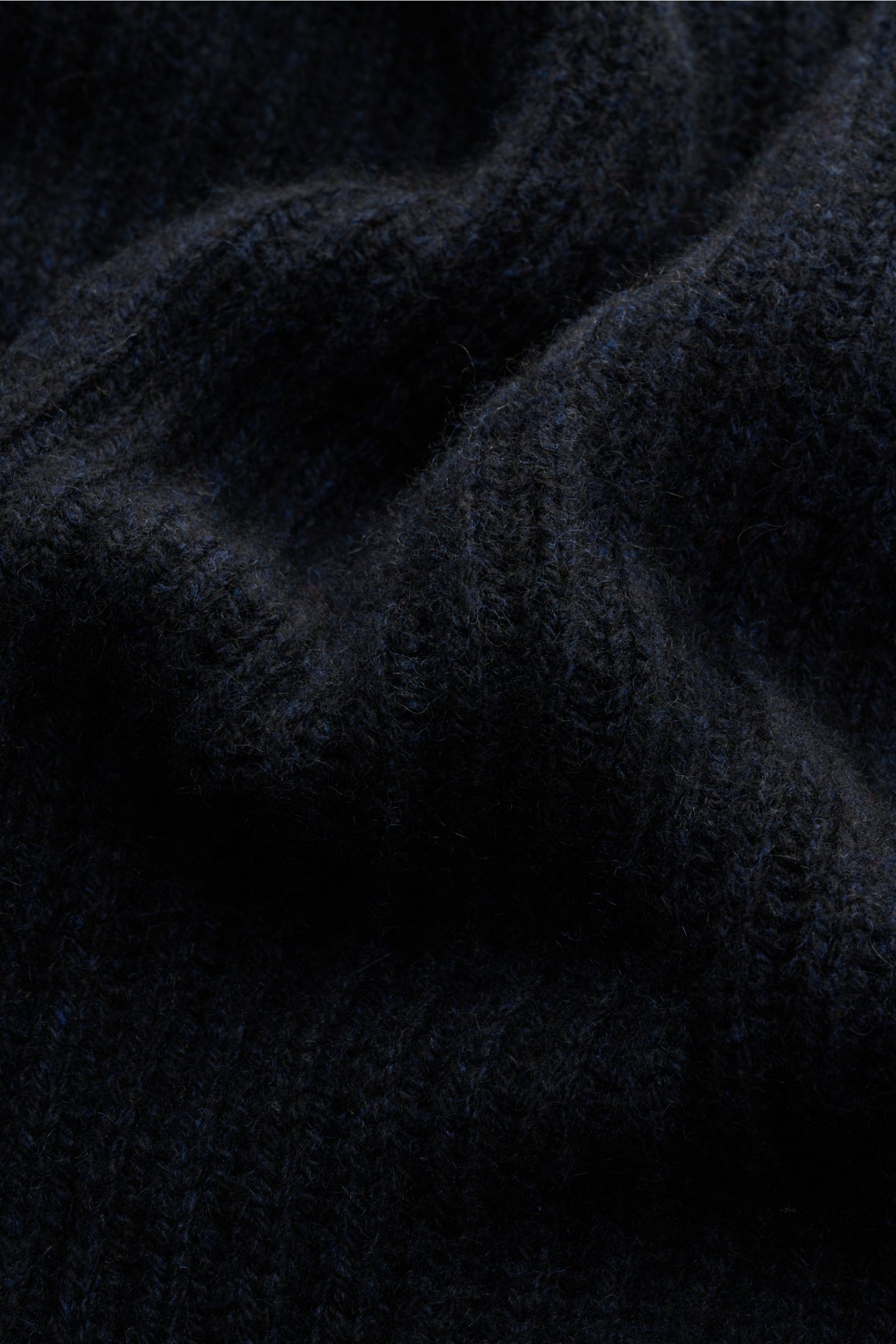 Filippo de Laurentiis Cashmere Rundhalspullover navy aus reiner Cashmere in Slim Fit, Patent-Strickmuster, weicher Griff, Rippbündchen, Nahaufnahme.