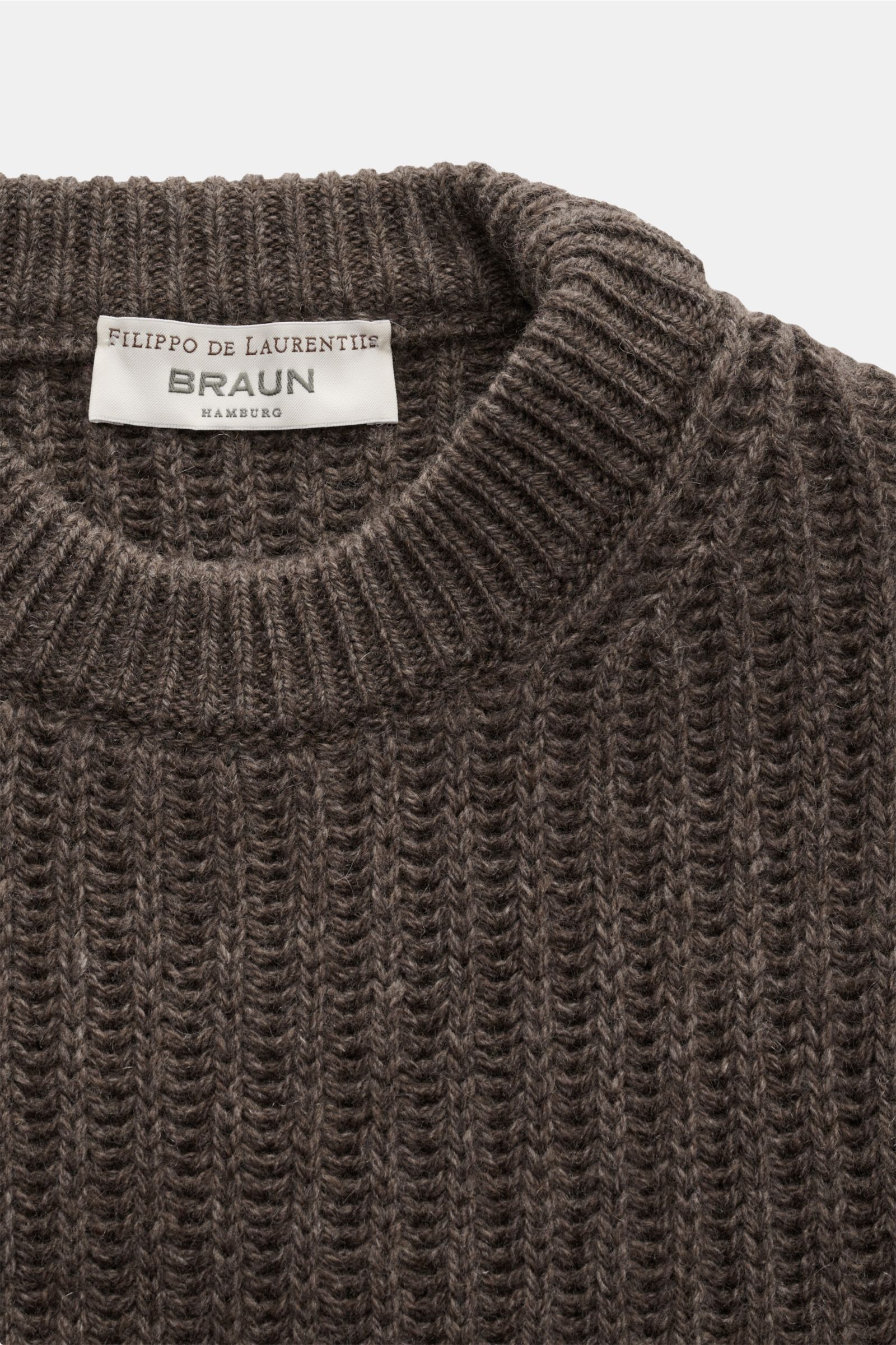Filippo de Laurentiis Cashmere Rundhalspullover graubraun, von oben fotografiert, reiner Cashmere, weicher Griff, voluminöses Patent-Strickmuster, Slim Fit, Rundhalsausschnitt, Rippbündchen.