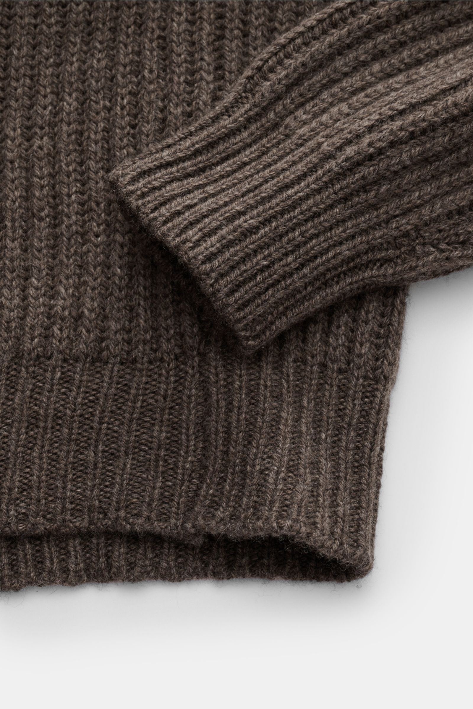 Filippo de Laurentiis Cashmere Rundhalspullover graubraun, Nahaufnahme von Ärmel und Saum, reiner Cashmere, sehr weicher Griff, voluminöses Strickbild, Patent-Strickmuster, Slim Fit, Rundhalsausschnitt, komfortable Rippbündchen.
