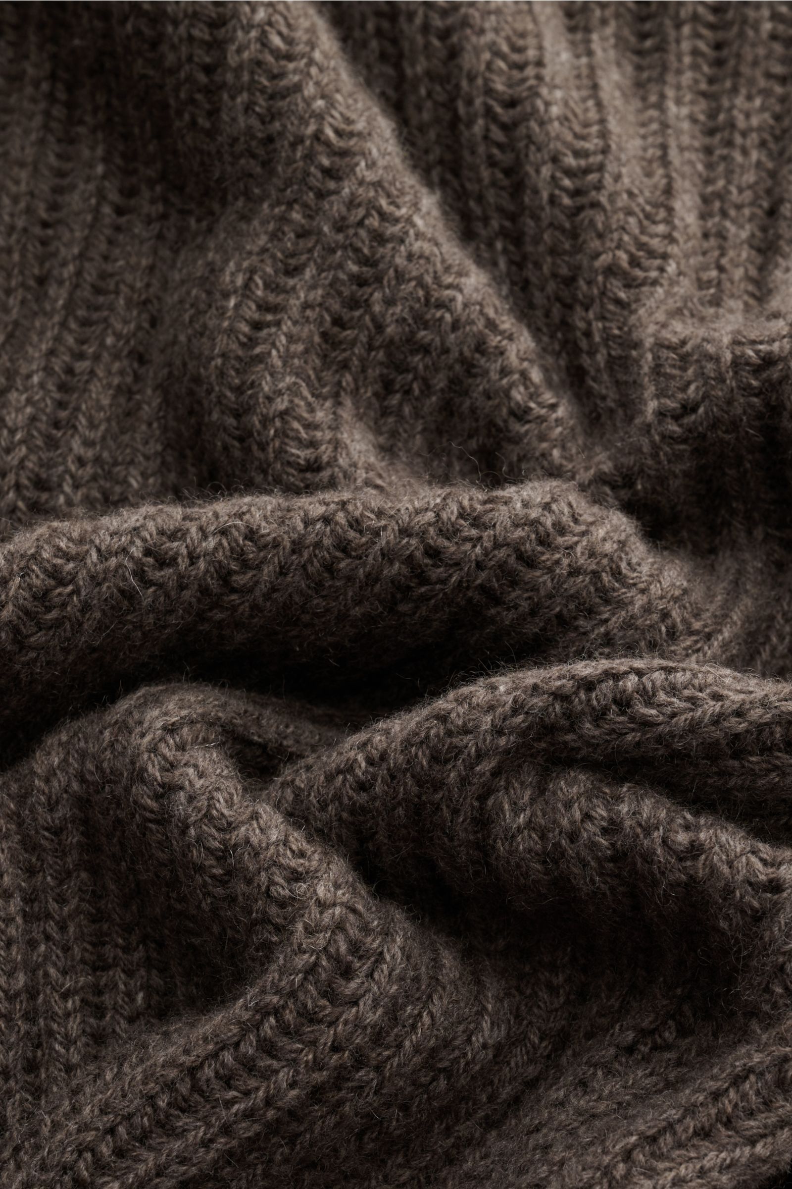 Filippo de Laurentiis Cashmere Rundhalspullover graubraun, Detailaufnahme von voluminösem Patent-Strickmuster, reiner Cashmere, Slim Fit, weicher Griff, Rippbündchen.