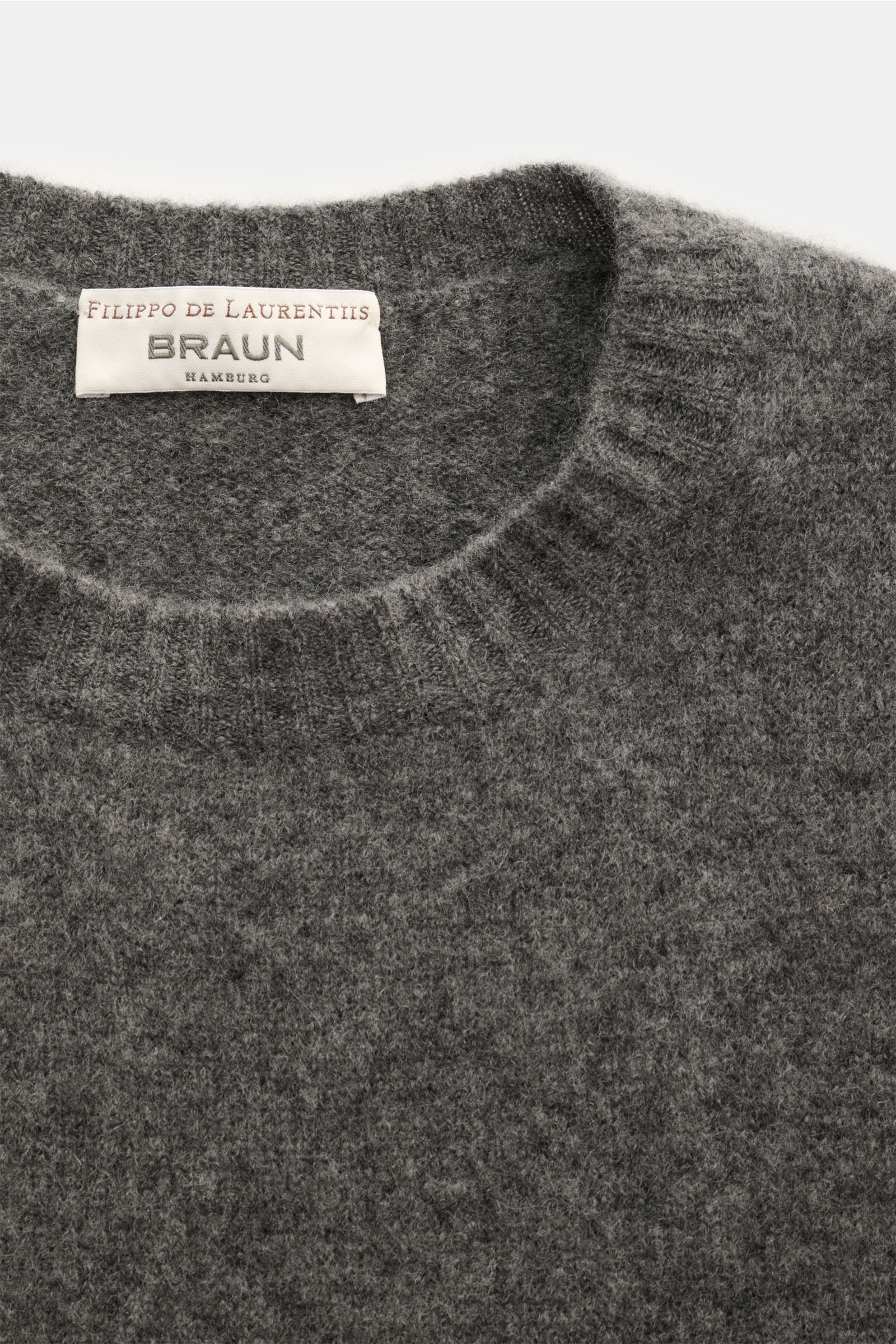 Filippo de Laurentiis Rundhalspullover dunkelgrau meliert, nah von oben, Slim Fit, Rundhalsausschnitt, weicher Griff, Mix aus Cashmere, Seide, Microfaser, mittelfeines Strickbild, flexible Rippbündchen.