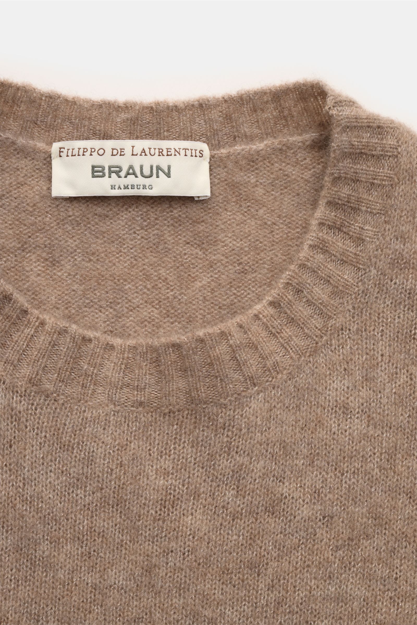 Close-up front view of the Filippo de Laurentiis Rundhalspullover beige meliert showing the round neckline with flexible ribbed cuffs, slim fit, medium-fine knit texture, and soft, voluminous feel. Mix aus Cashmere, Seide und hochwertiger Microfaser.