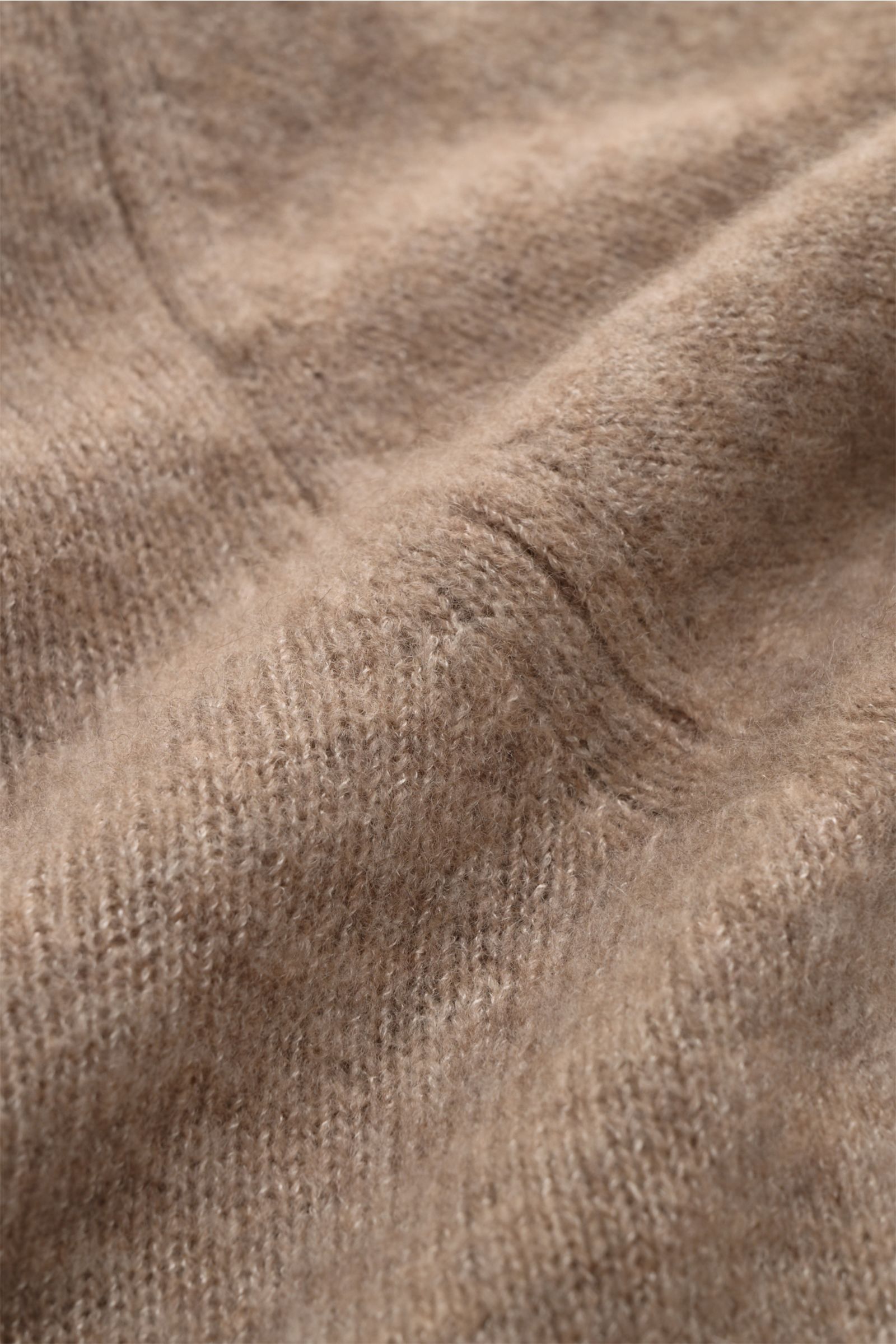 Close-up image of the Filippo de Laurentiis Rundhalspullover beige meliert showing the fabric texture from a detailed angled perspective, featuring a mix of cashmere, silk, and high-quality microfiber, very soft and voluminous feel, medium-fine knit patte