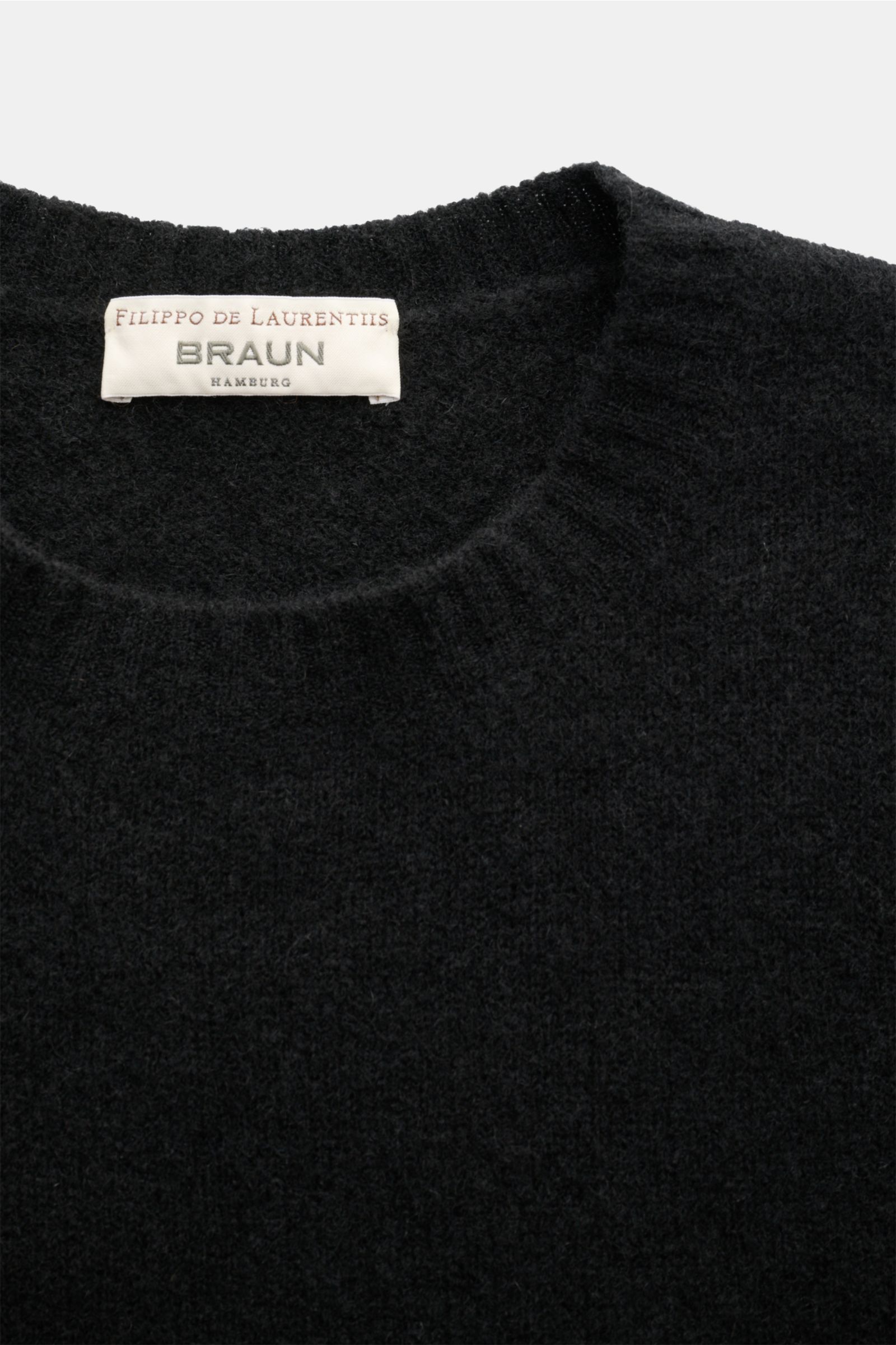 Close-up front view of the Filippo de Laurentiis Rundhalspullover schwarz showing the round neckline and label. Mix aus Cashmere, Seide und hochwertiger Microfaser, sehr weicher, voluminöser Griff, mittelfeines Strickbild, Slim Fit, Rundhalsausschnitt, fl